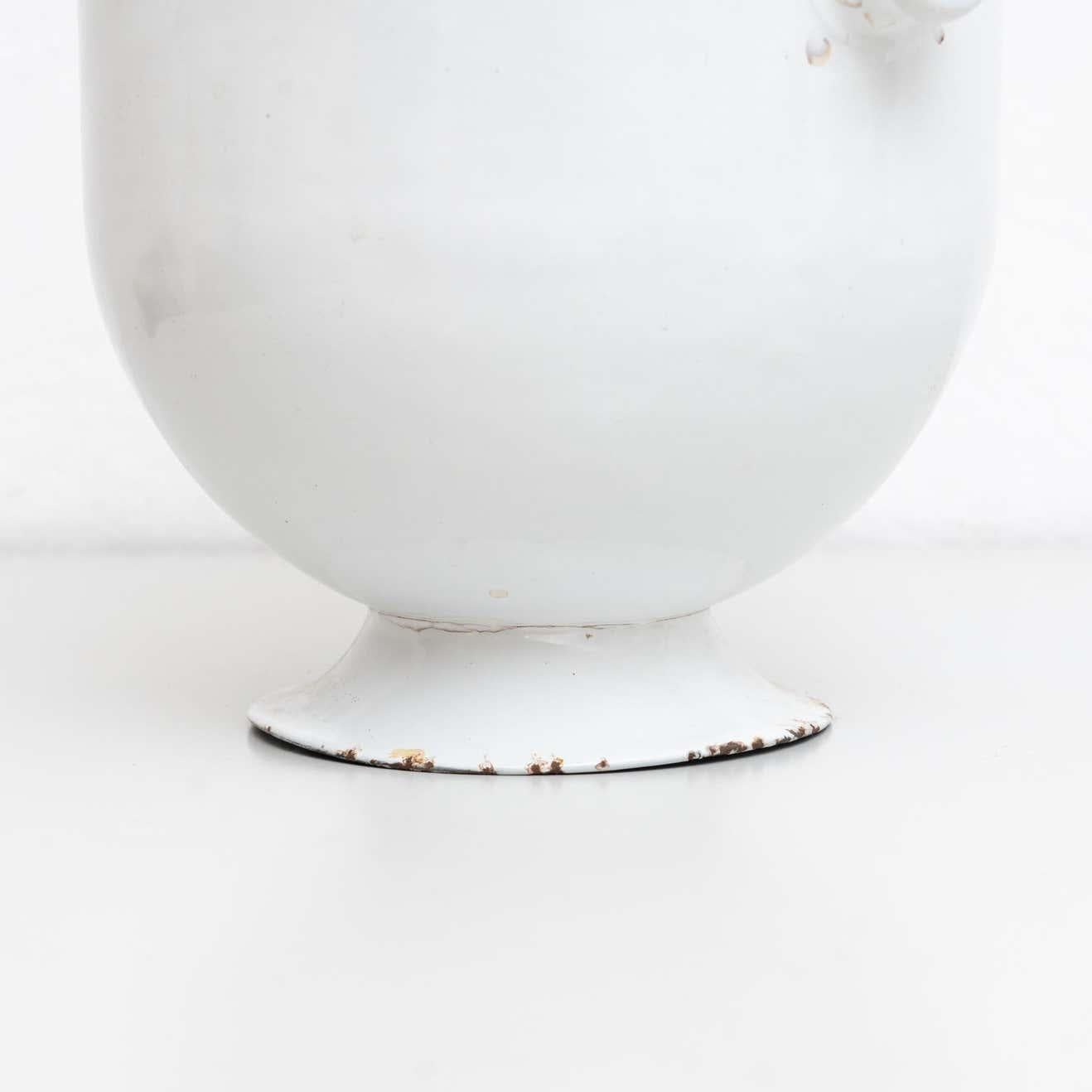 Vase traditionnel espagnol en métal vintage, circa 1950 en vente 2