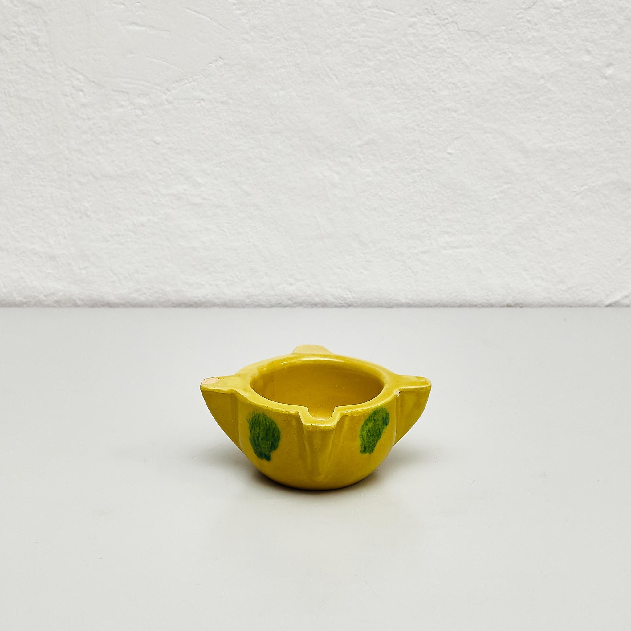 Mortier ancien en céramique jaune. 

Fabriqué par un fabricant inconnu en Espagne vers 1950.

En état d'origine, avec une usure mineure conforme à l'âge et à l'utilisation, préservant une belle patine.

Matériaux :
Céramique