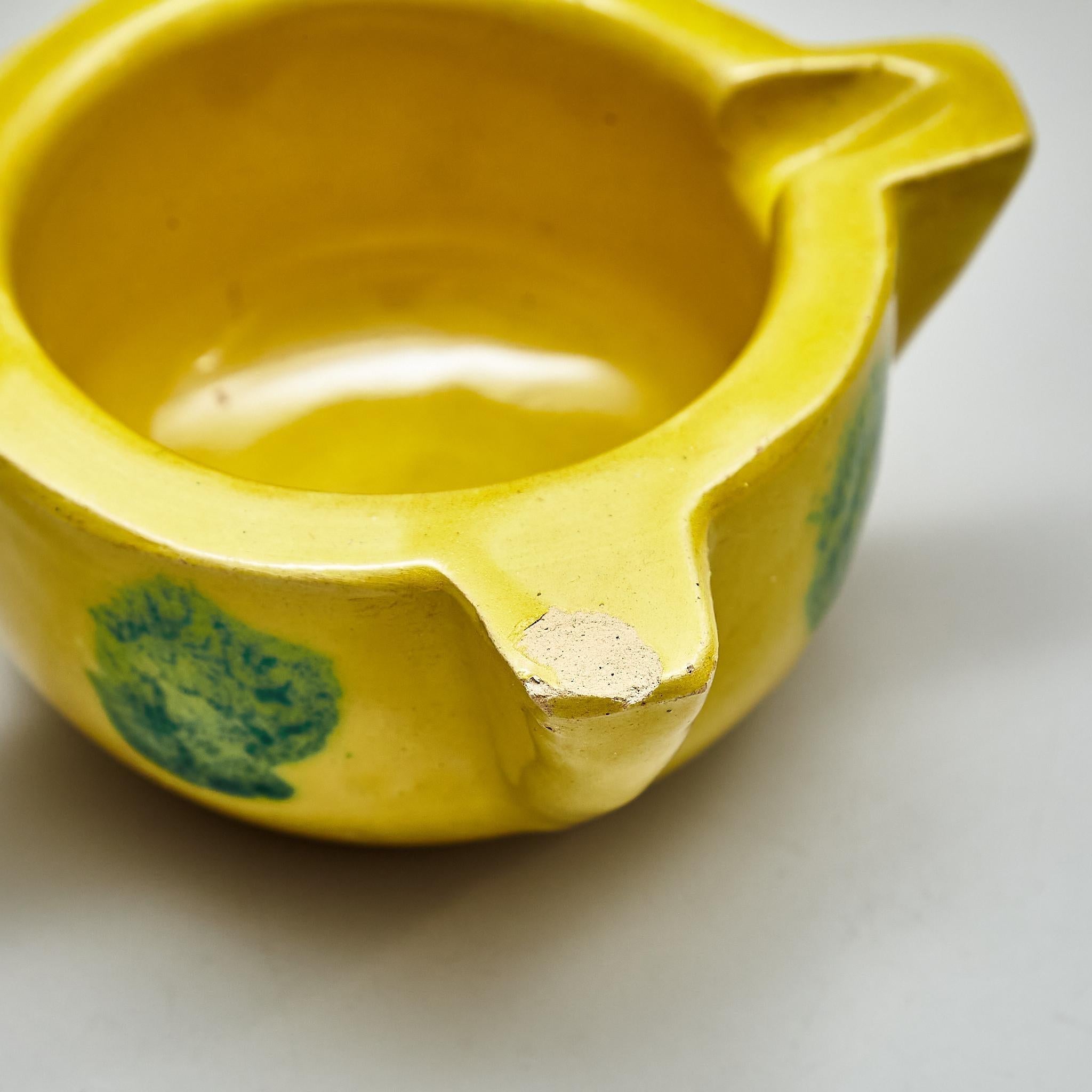 Mortier traditionnel espagnol en céramique jaune, vers 1950 Bon état à Barcelona, ES