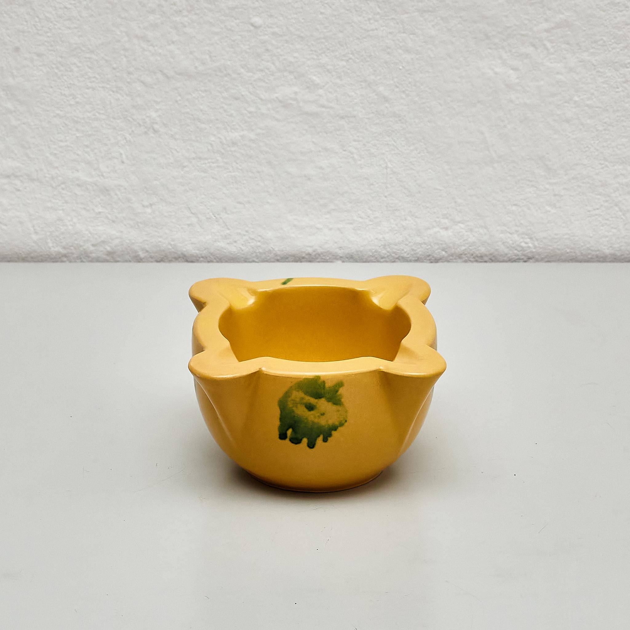 Antique vintage yellow ceramic mortar. 

Made by unknown manufacturer in Spain circa 1970.

In original condition, with minor wear consistent with age and use, preserving a beautiful patina.

Materials:
Ceramic