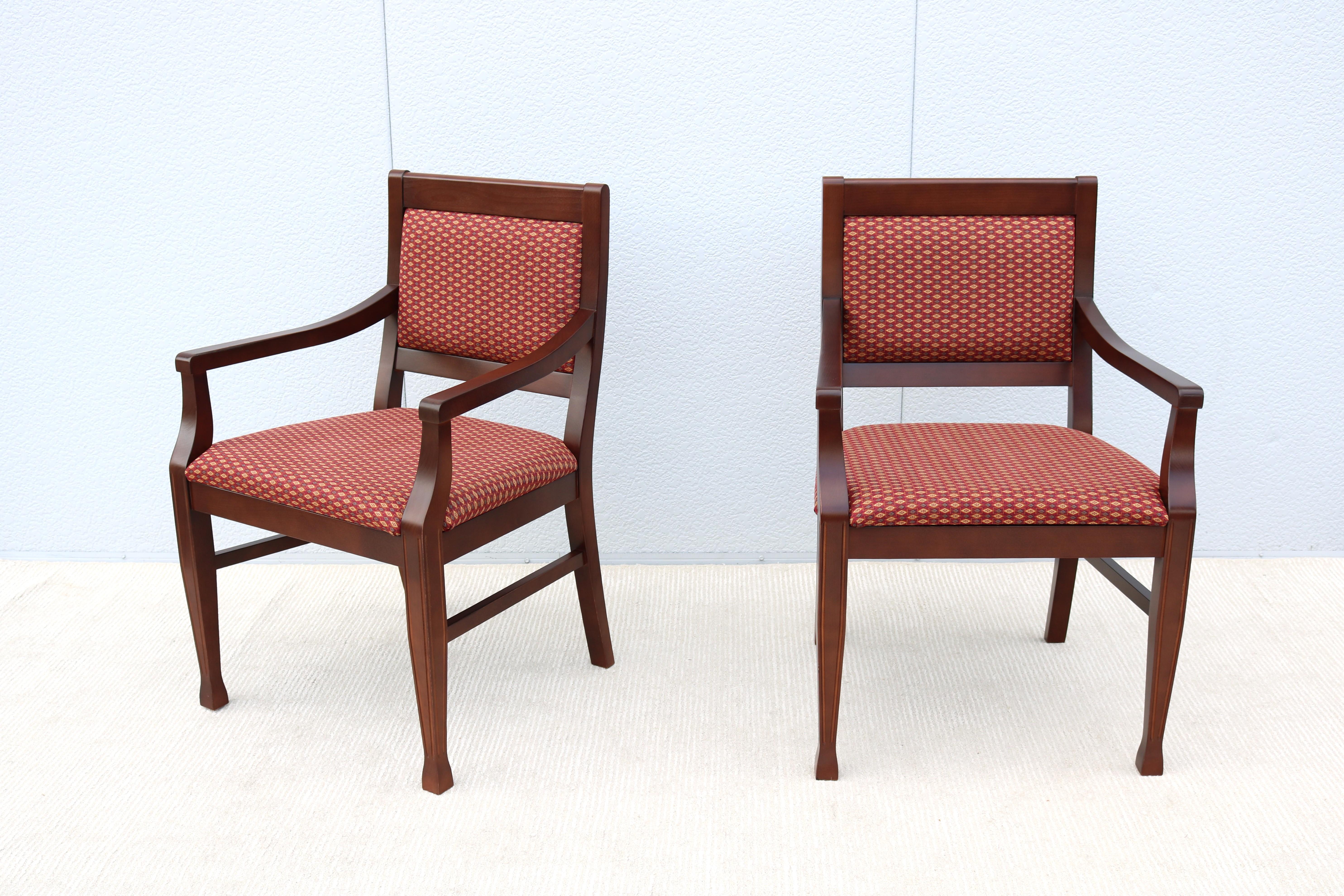 Traditionelle Steelcase Topaz Gast- oder Esszimmerstühle aus europäischem Buchenholz, ein Paar im Zustand „Hervorragend“ im Angebot in Secaucus, NJ