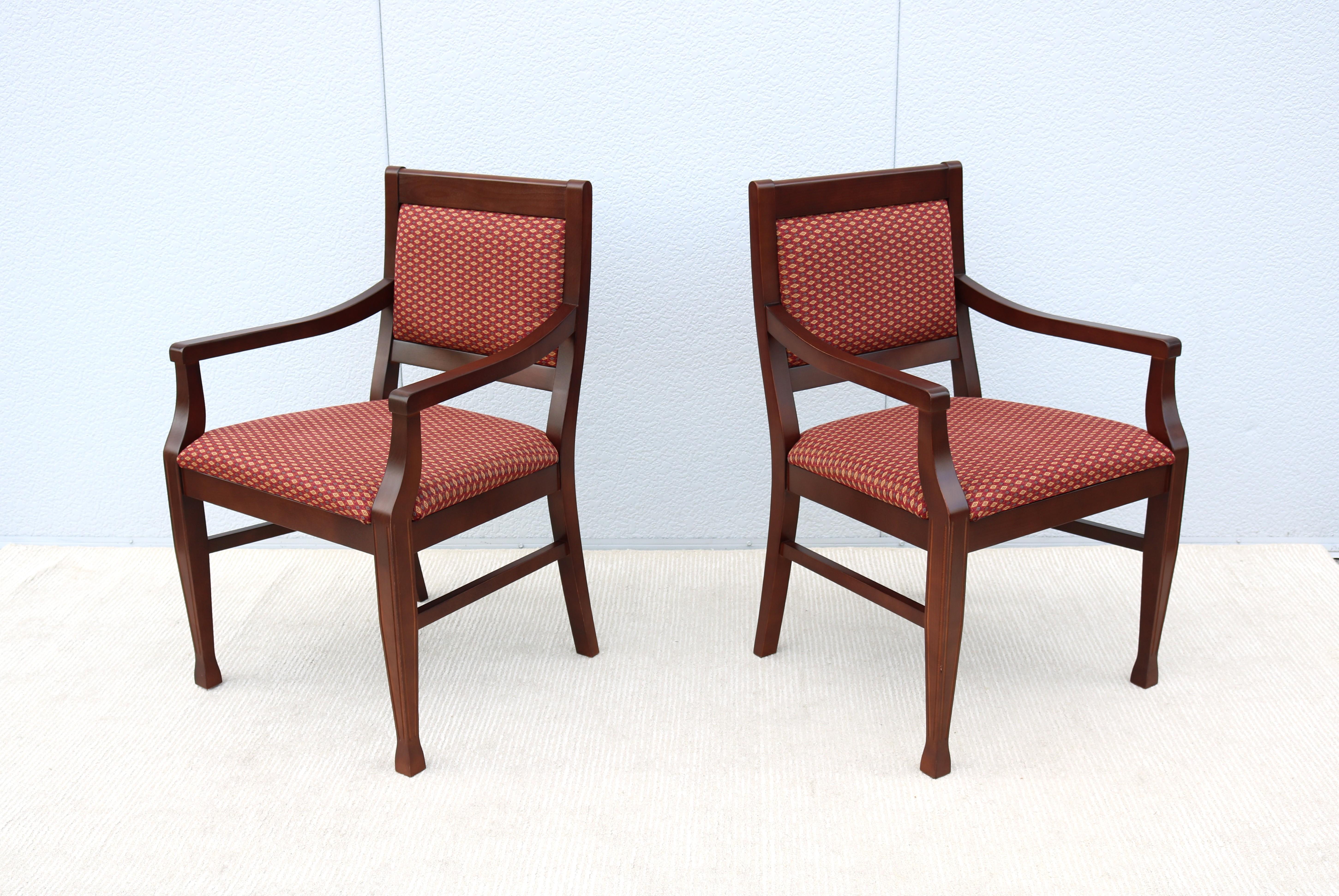 Traditionelle Steelcase Topaz Gast- oder Esszimmerstühle aus europäischem Buchenholz, ein Paar (21. Jahrhundert und zeitgenössisch) im Angebot