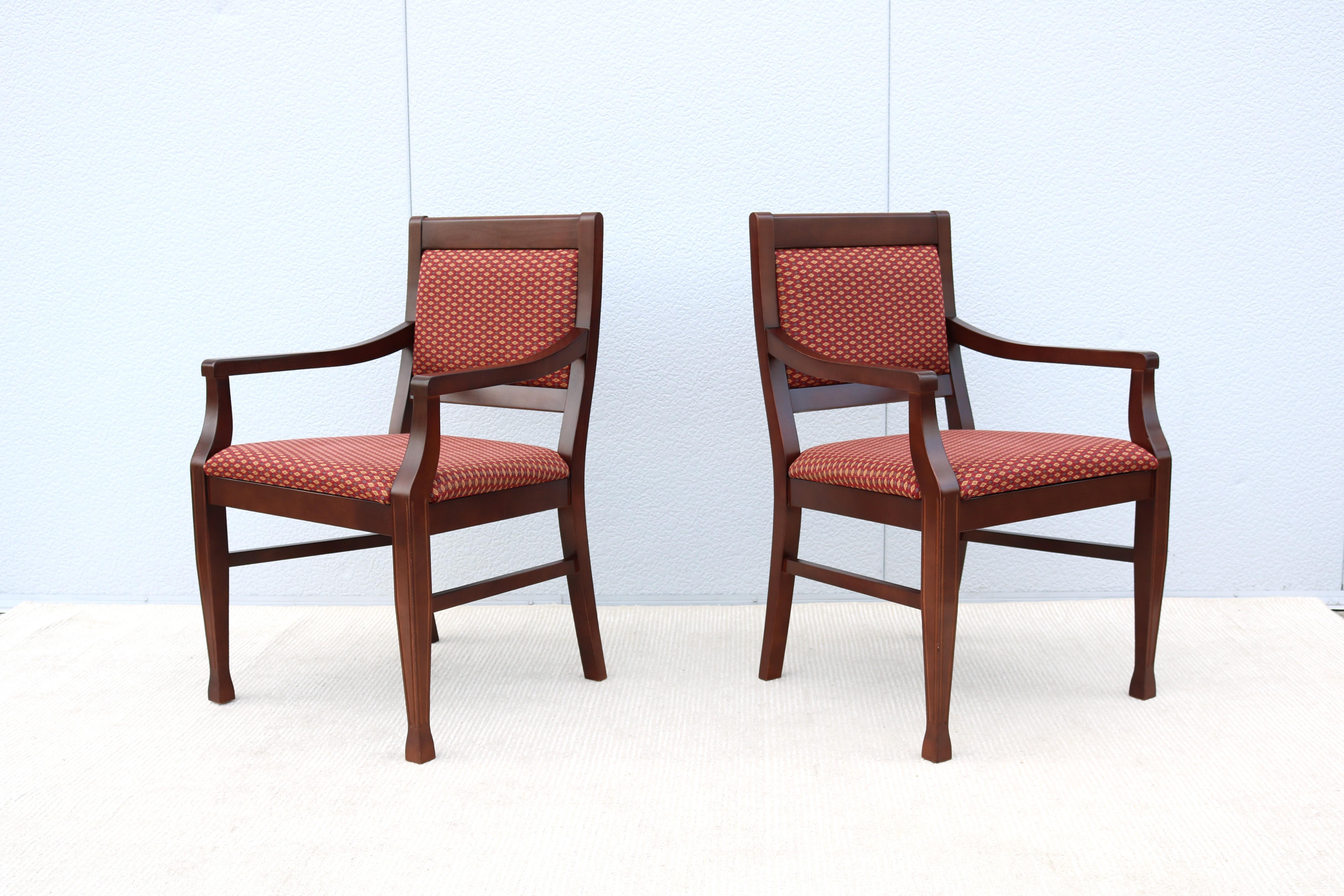 Traditionelle Steelcase Topaz Gast- oder Esszimmerstühle aus europäischem Buchenholz, ein Paar (Stoff) im Angebot
