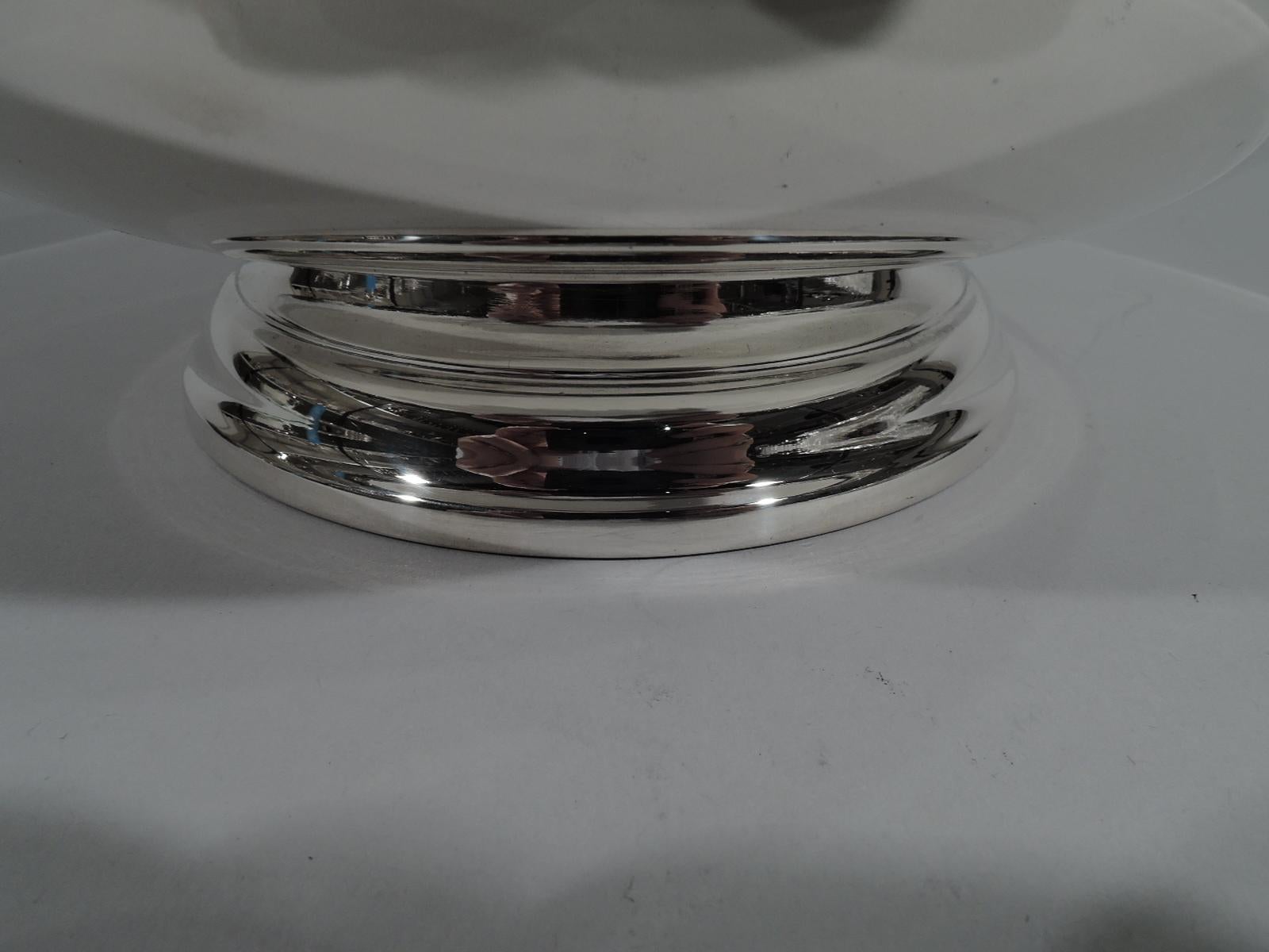 Traditional Sterling Silver Revere Bowl by International In Excellent Condition In New York, NY