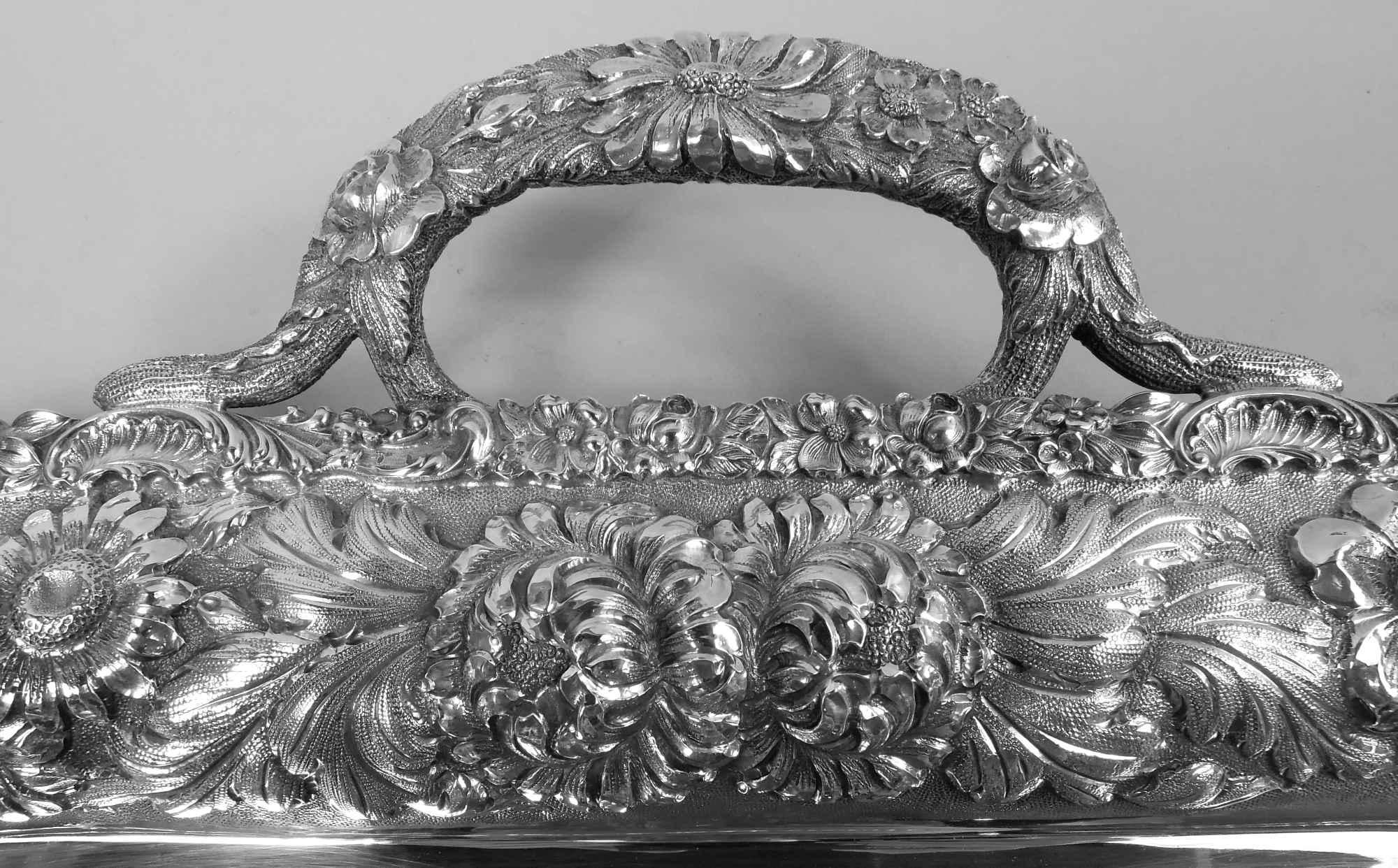Traditionelles Stieff Baltimore-Repoussier-Sterlingsilber-Tablett, 1946 (amerikanisch) im Angebot