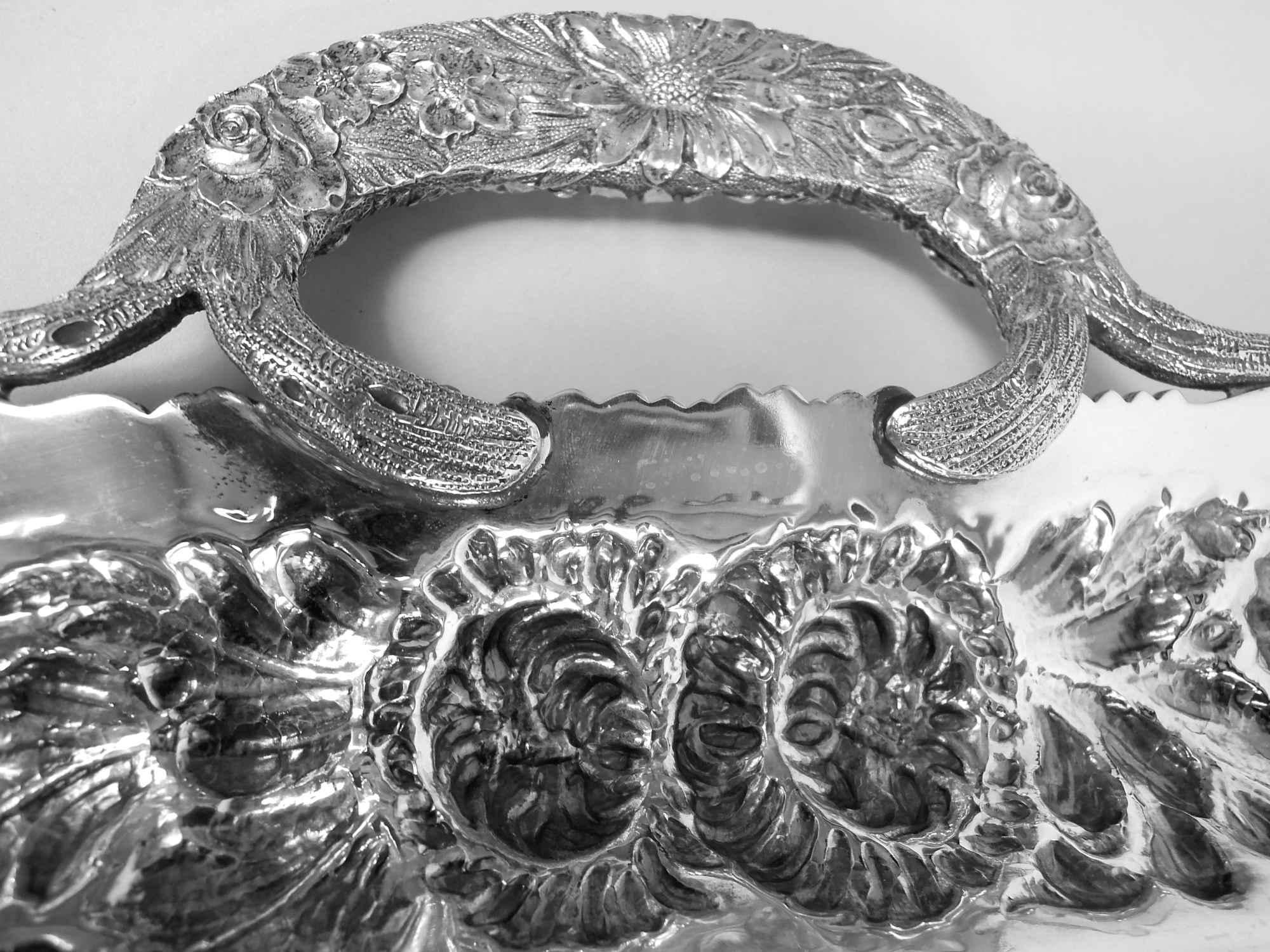 Traditionelles Stieff Baltimore-Repoussier-Sterlingsilber-Tablett, 1946 (Repoussé) im Angebot