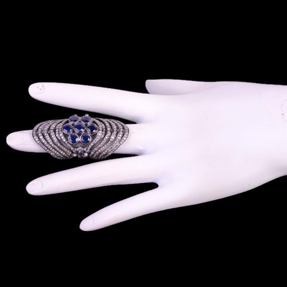Traditioneller blauer Saphir-Knuckle-Ring im traditionellen Stil mit Pavé-Diamanten in Gold und Silber (Gemischter Schliff) im Angebot