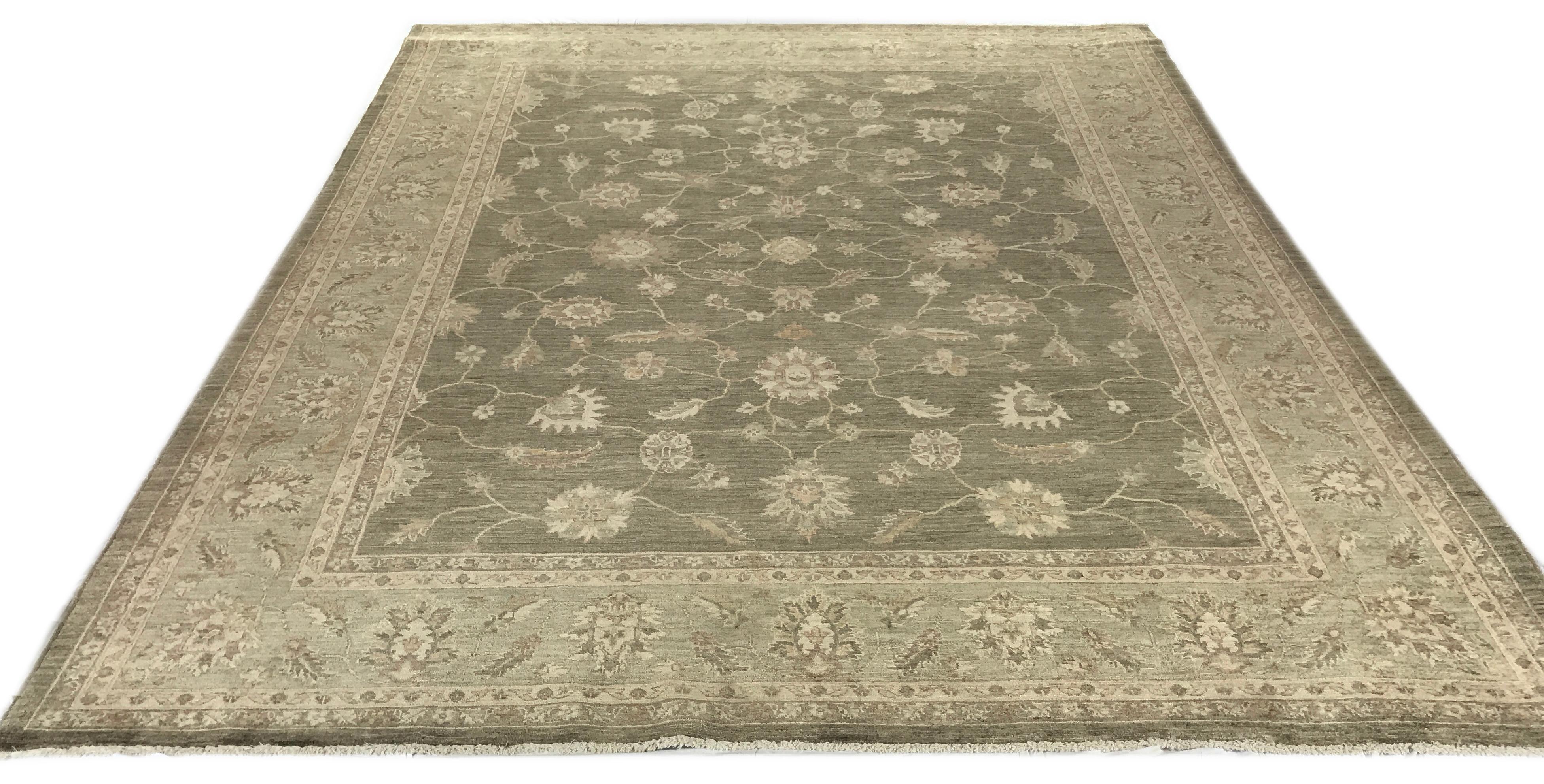 Traditional style gray and ivory floral wool area rug. Measures: 7'11