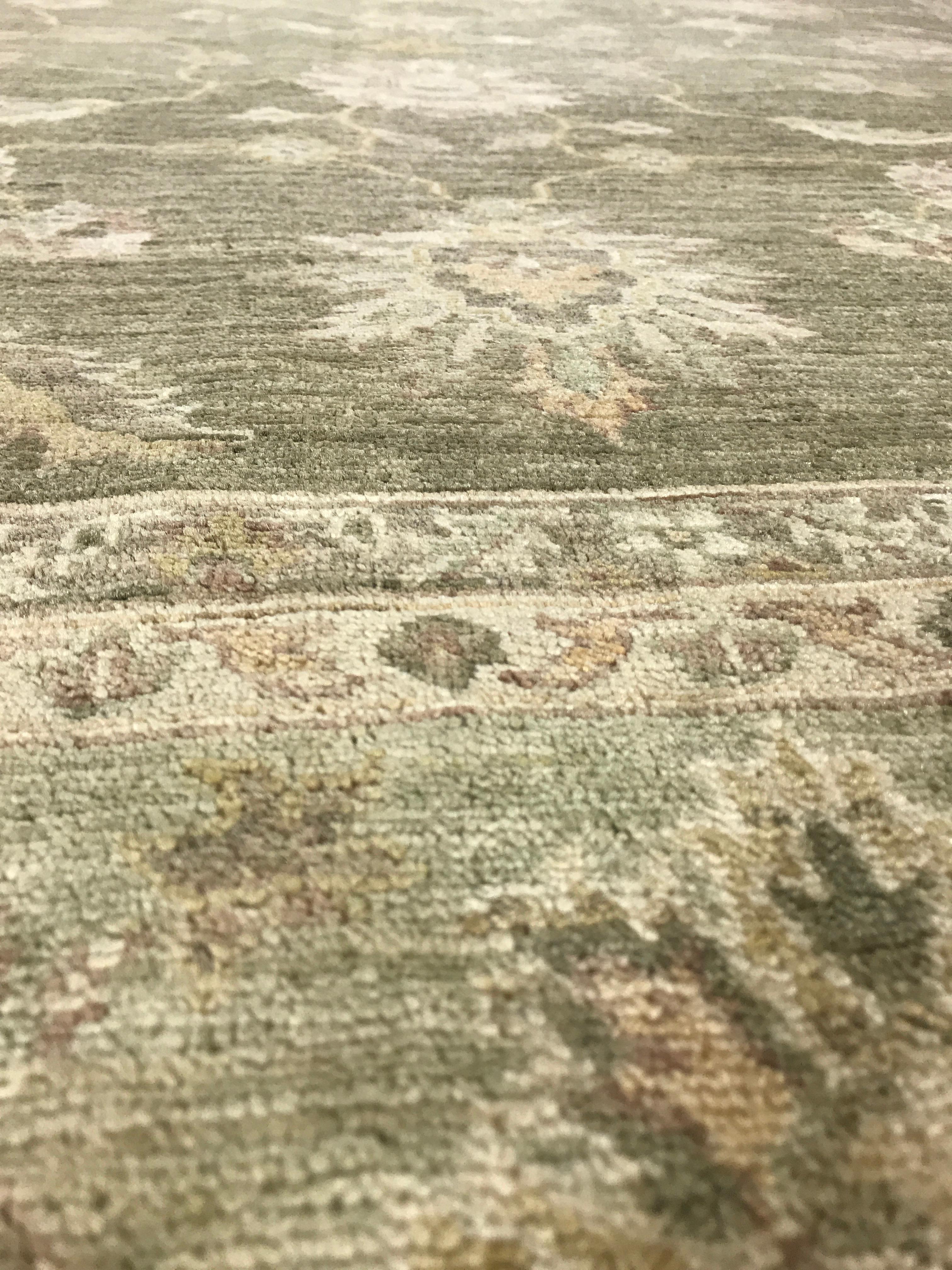 Traditional Style Gray and Ivory Floral Wool Area Rug In New Condition For Sale In Los Angeles, CA