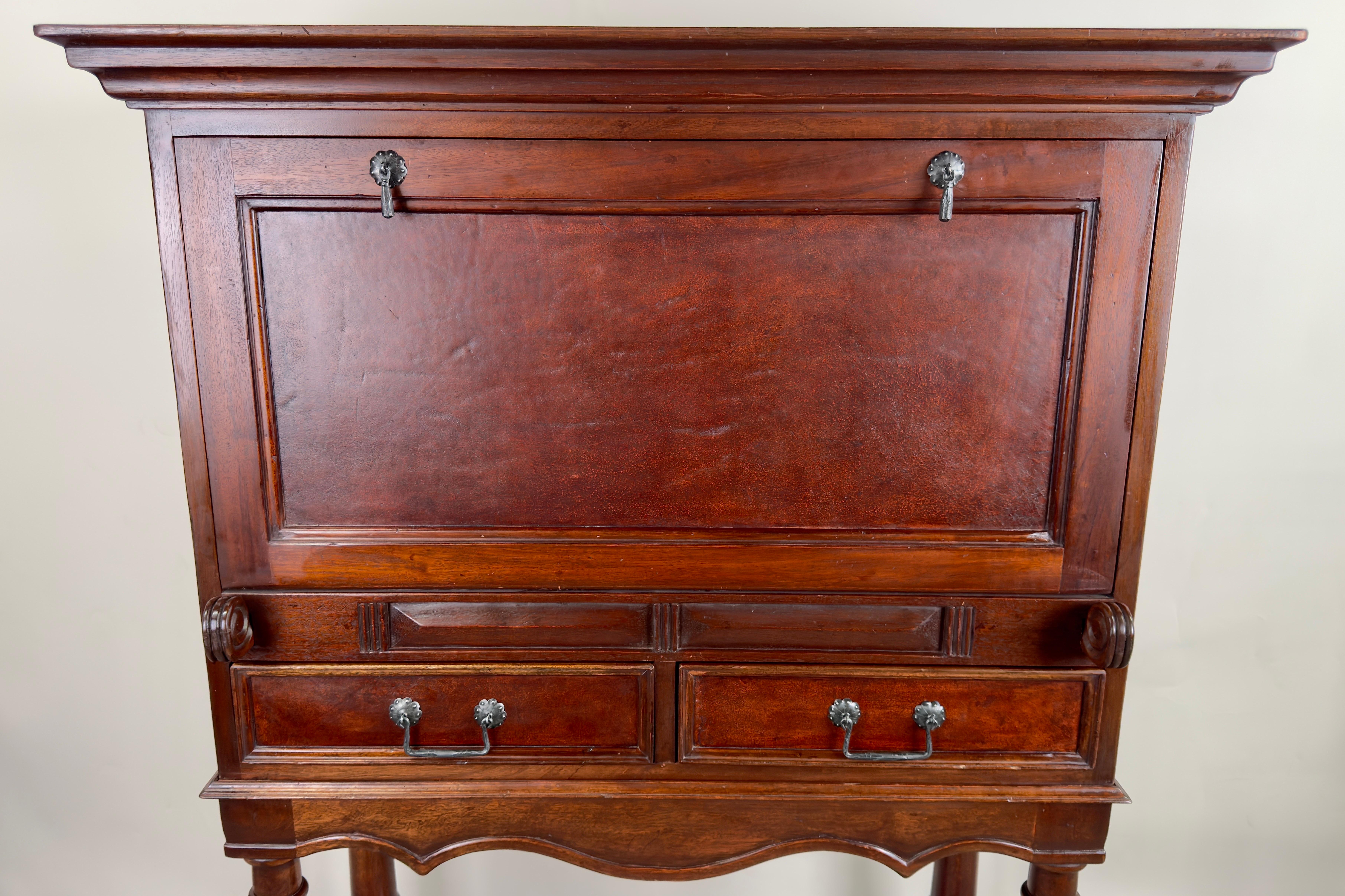 Uno squisito mobile da cantina di South Cone Trading Company.  Elegante incarnazione dell'artigianato tradizionale, il mobile wine bar è realizzato a mano in legno di mogano di qualità. 

La corona del mobile presenta una cornice delicatamente