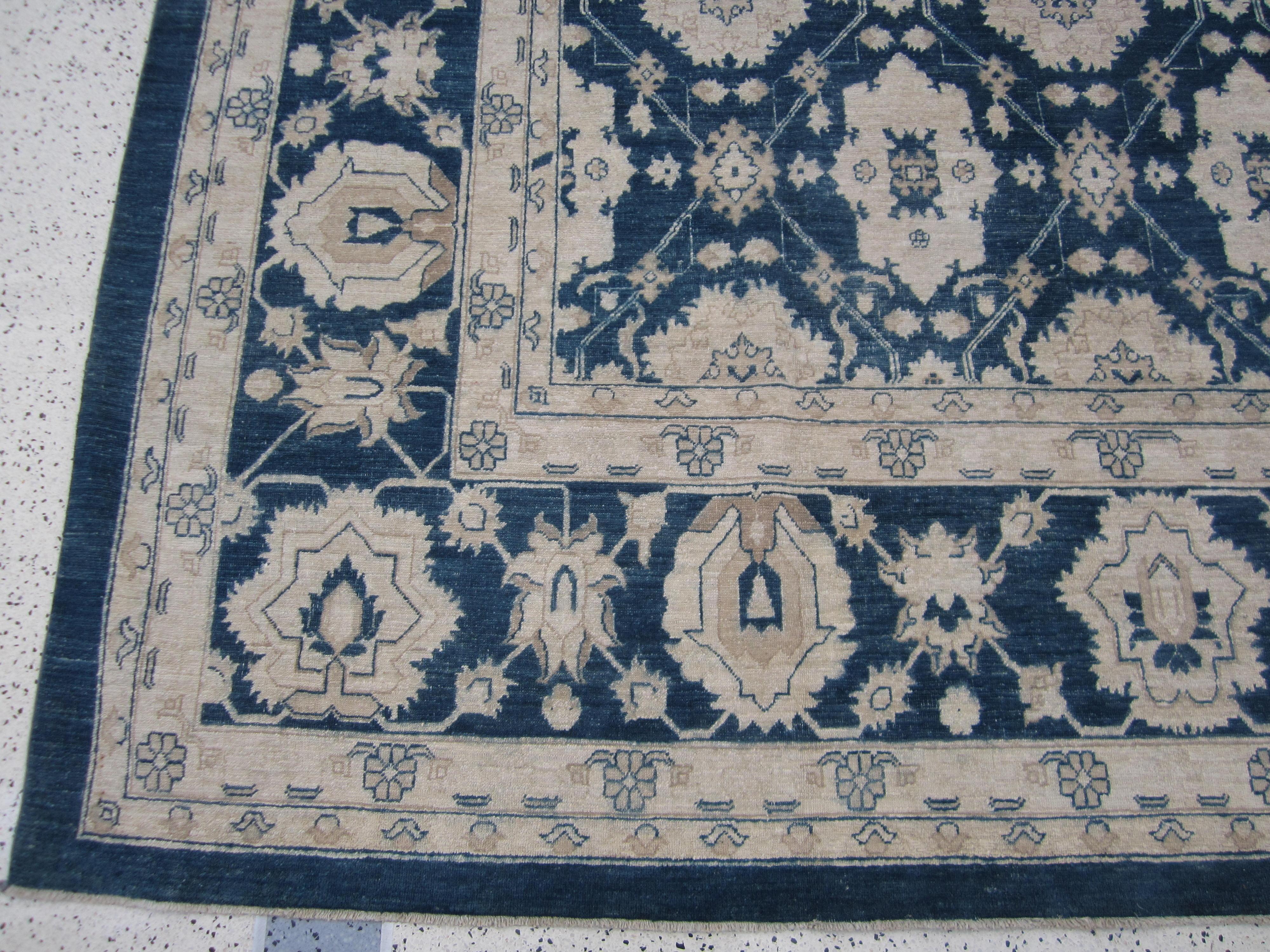Teppich im traditionellen Stil in Blau und Beige (Handgeknüpft) im Angebot