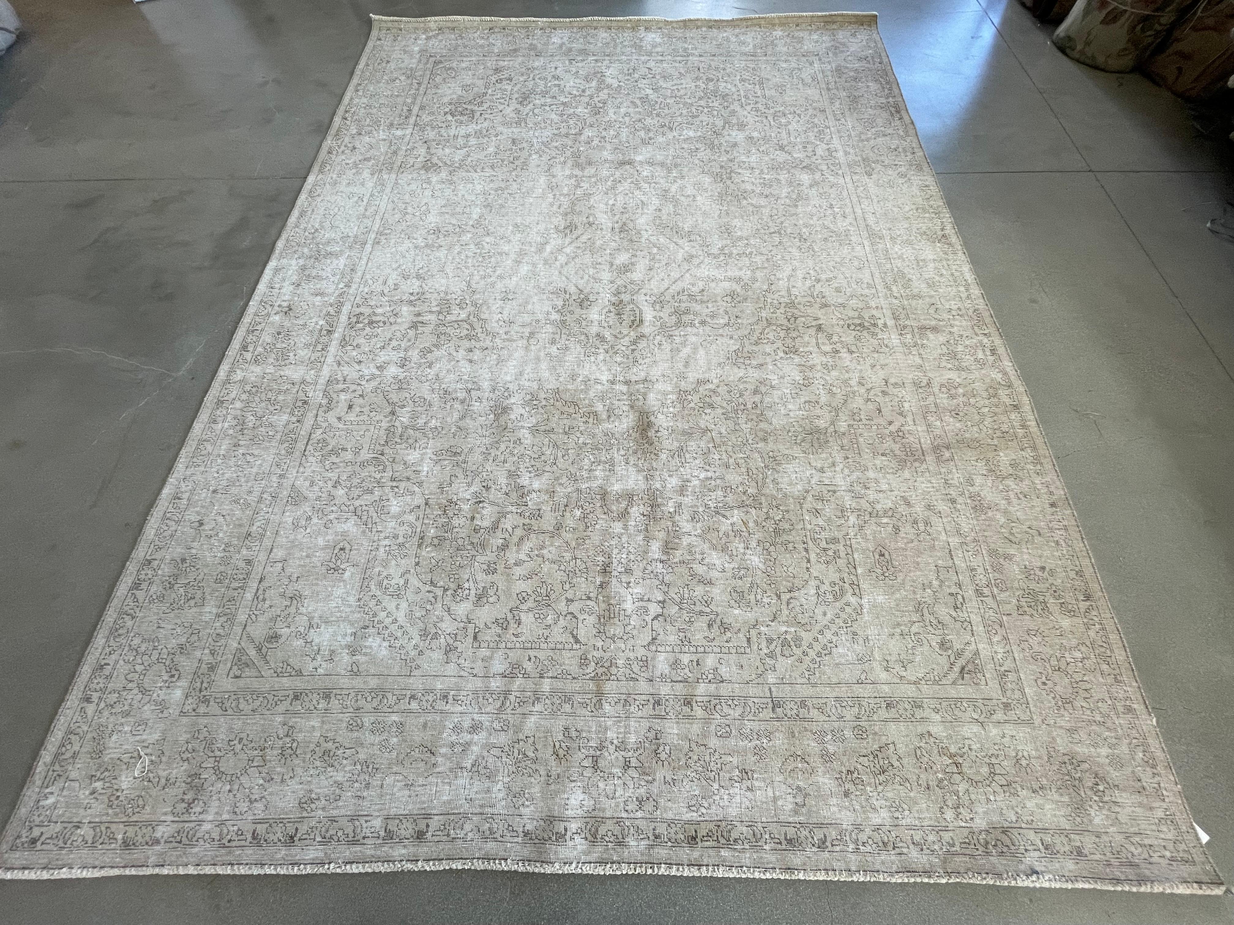Traditional Style Vintage Look Area Rug In Good Condition For Sale In Los Angeles, CA