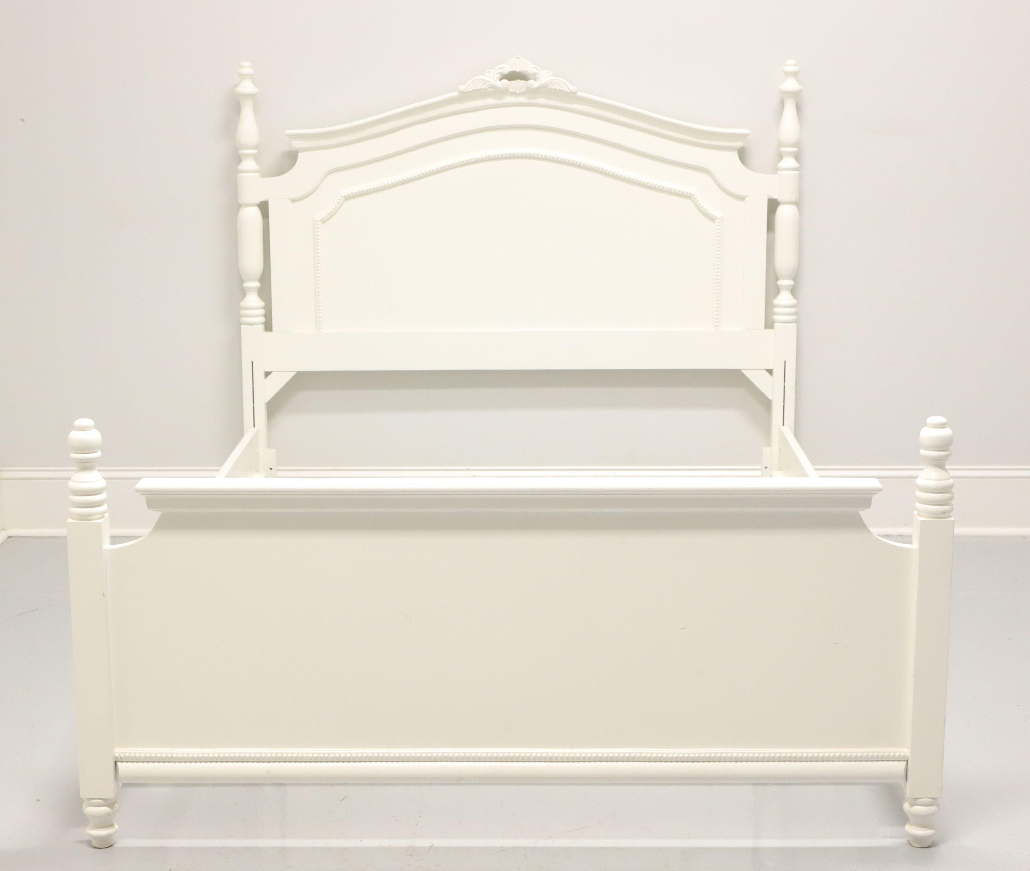 Ein niedriges Bett im traditionellen Stil, ohne Markenzeichen. Massivholz, weiß lackiert, dekorative Schnitzereien am Kopfteil, zwei höhere gedrehte Pfosten an den Seiten und Blockfüße, kürzere Pfosten am Fußteil mit dekorativen Sicken und gedrehten