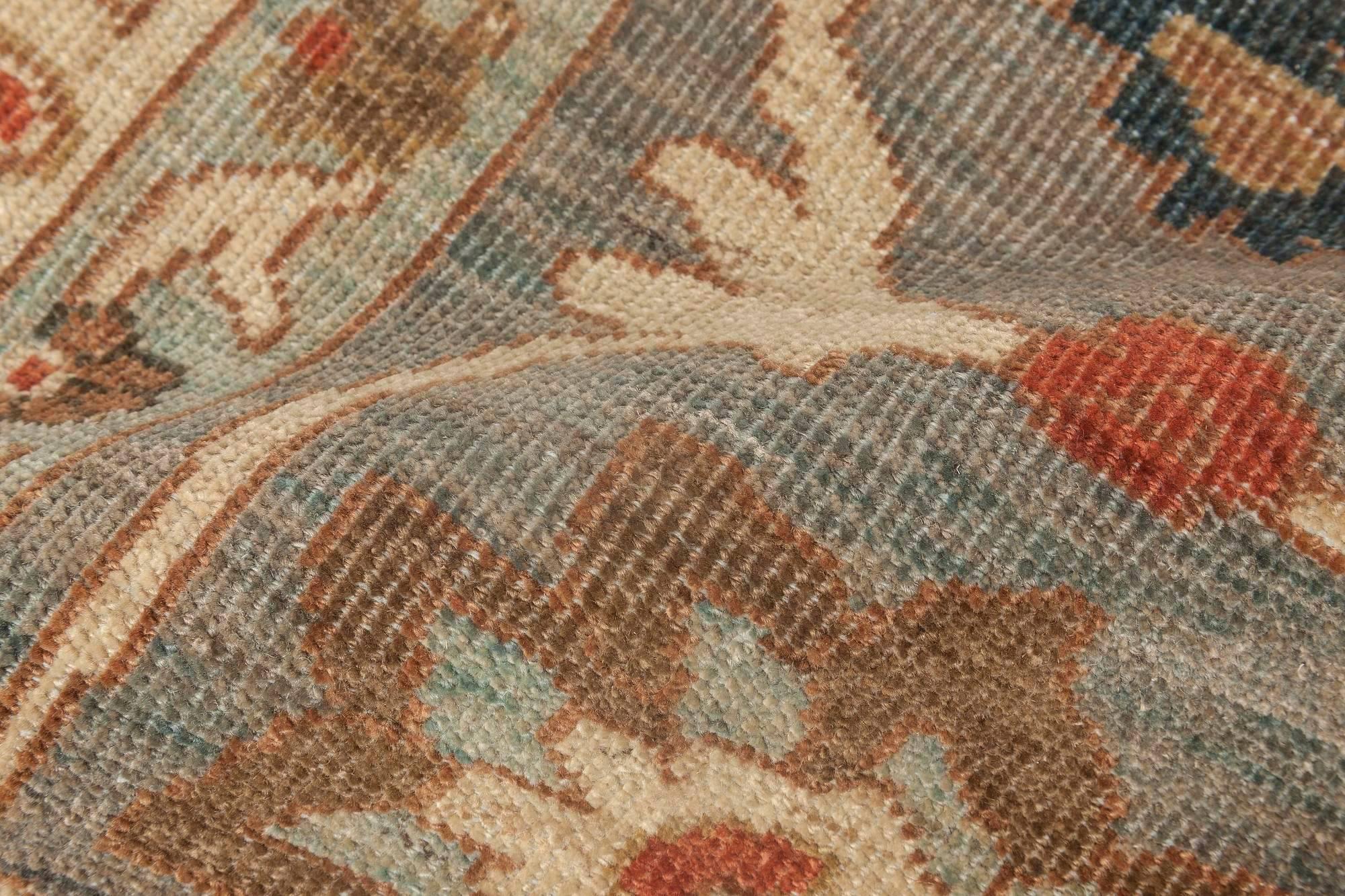 Persiano Tappeto tradizionale Sultanabad Rugs blu e grigio di Doris Leslie Blau in vendita