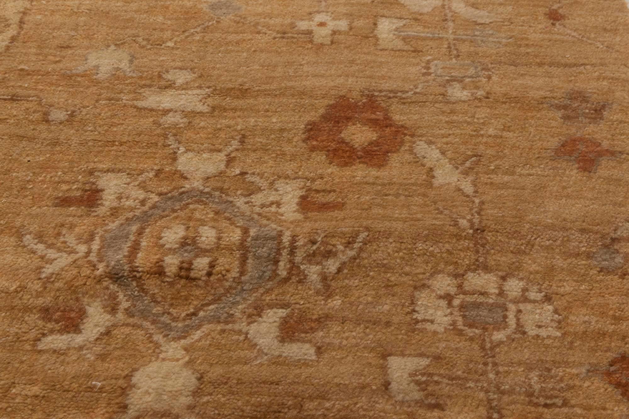 Traditioneller, von Täbris inspirierter, beigefarbener „Fragment“-Teppich von Doris Leslie Blau (Indisch) im Angebot
