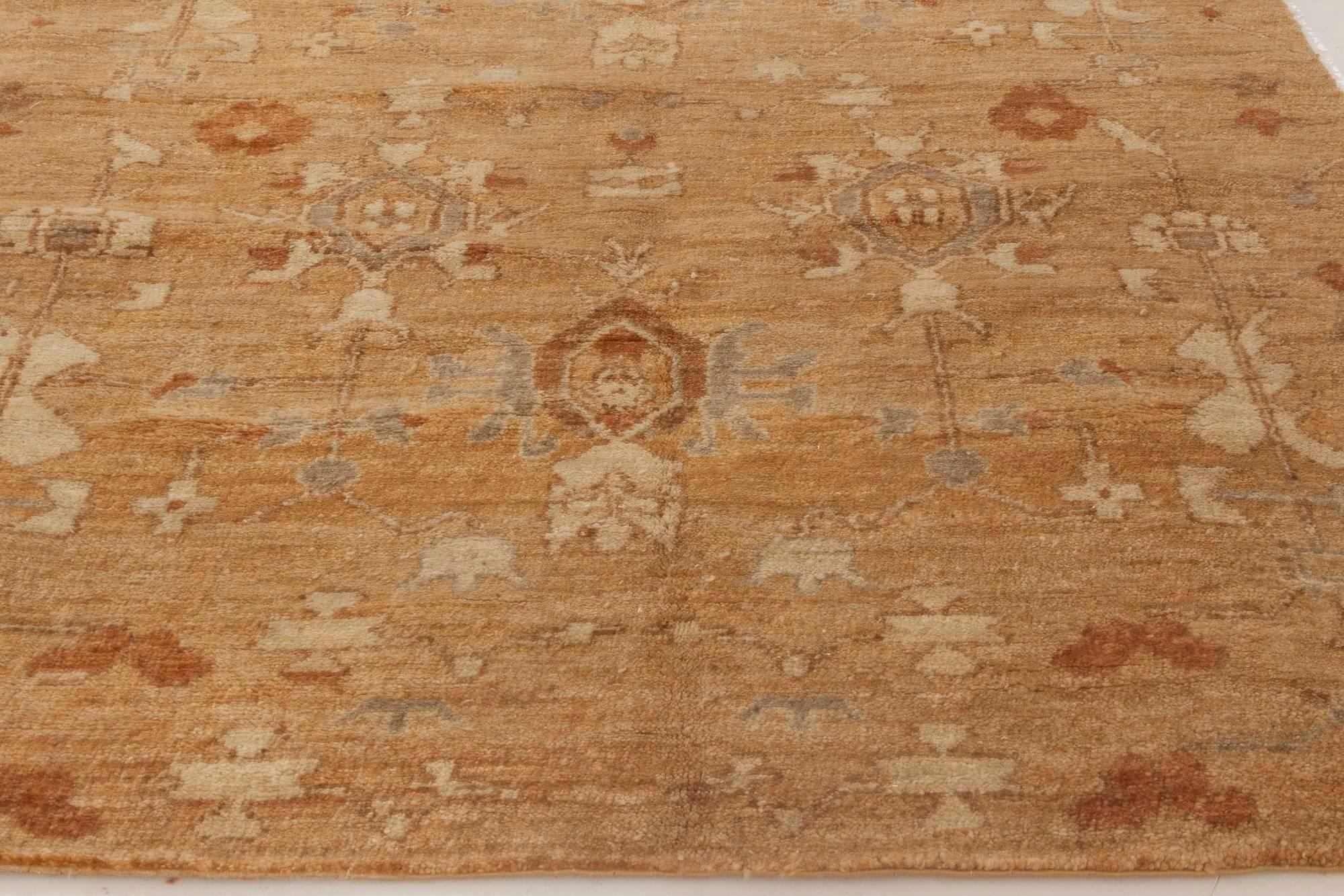 Traditioneller, von Täbris inspirierter, beigefarbener „Fragment“-Teppich von Doris Leslie Blau (Handgeknüpft) im Angebot