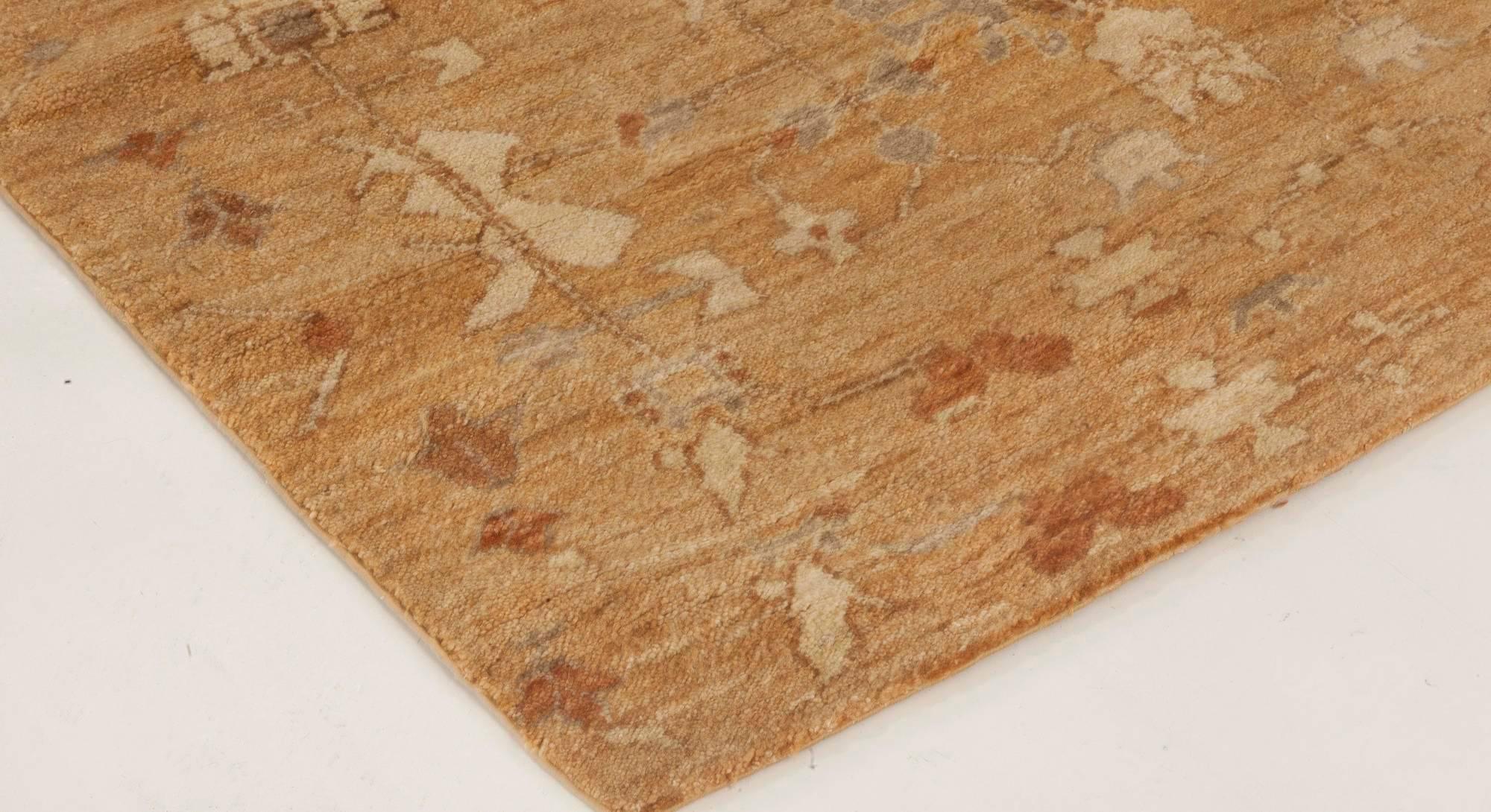 Traditioneller, von Täbris inspirierter, beigefarbener „Fragment“-Teppich von Doris Leslie Blau (21. Jahrhundert und zeitgenössisch) im Angebot