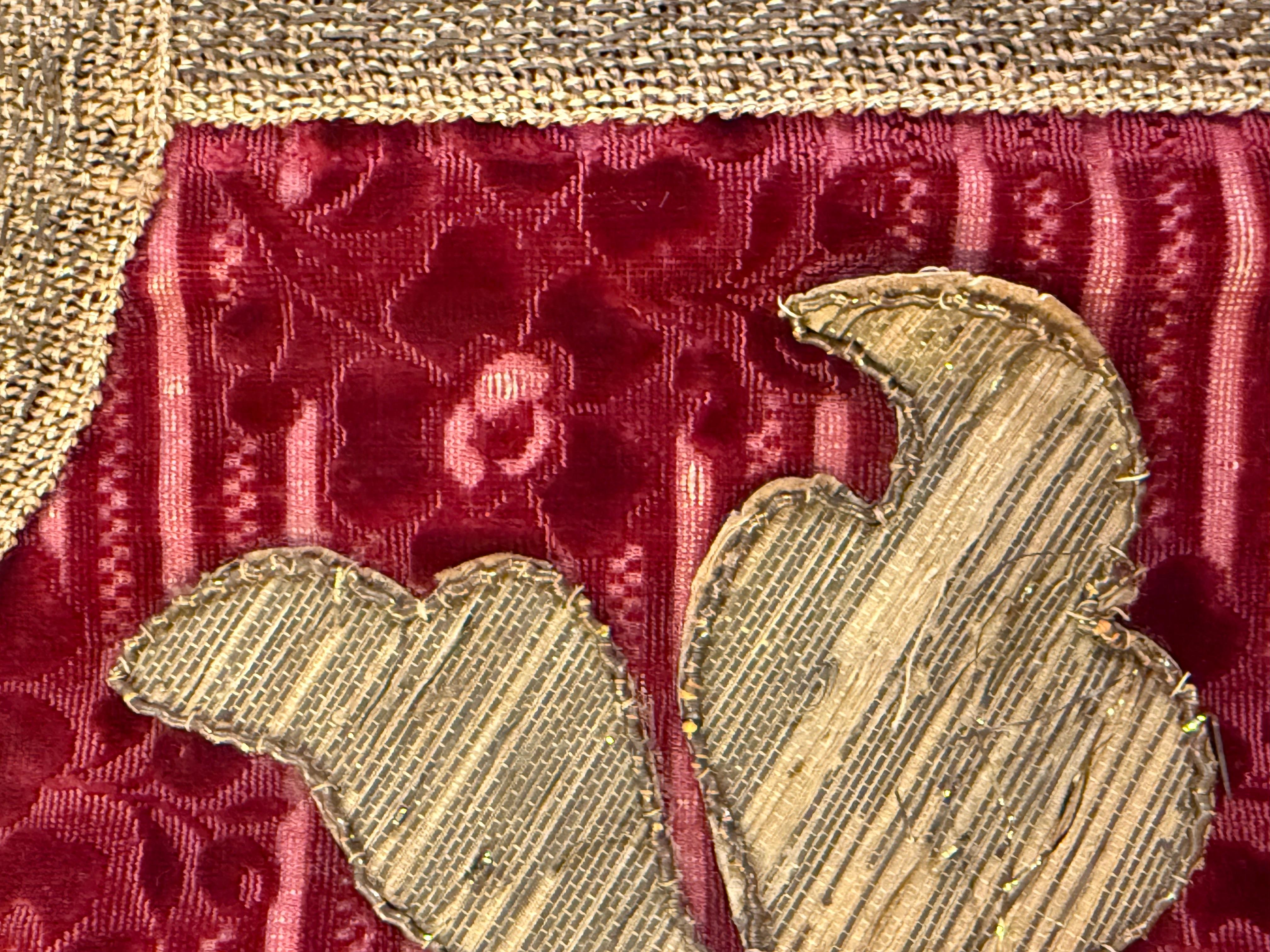 Cette entrée de porte Toran traditionnelle suspendue, d'un rouge et d'un or éclatants, est une pièce décorative étonnante qui ajoute une touche d'élégance et de charme culturel à toute entrée de porte. Avec ses motifs floraux complexes, ce Toran