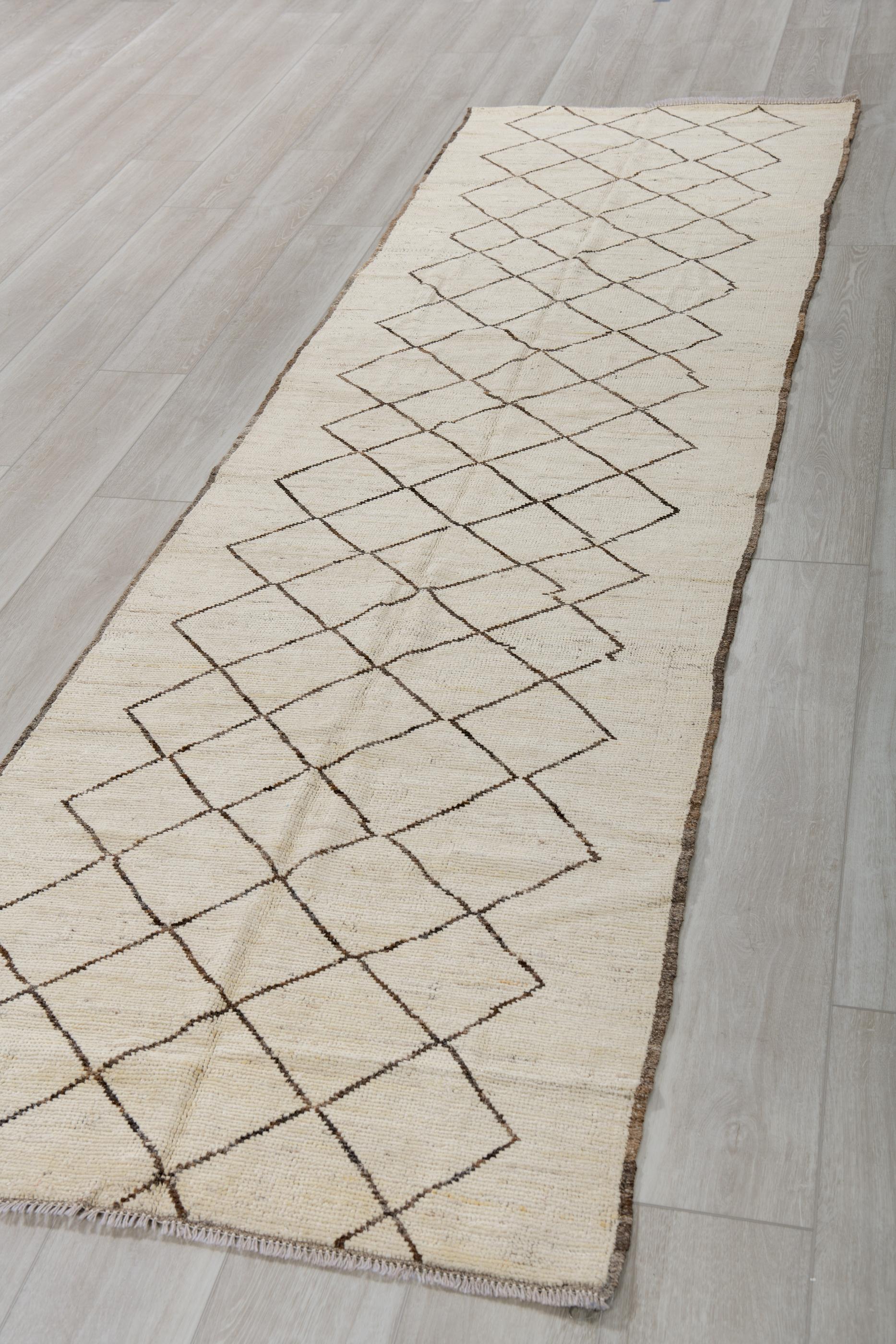 Nom d'origine turque désignant les tapis fabriqués par les villageois pour un usage domestique, souvent de petite taille, en raison des restrictions de taille des métiers à tisser à l'intérieur des maisons. Ils sont tissés sous forme de tapis épais