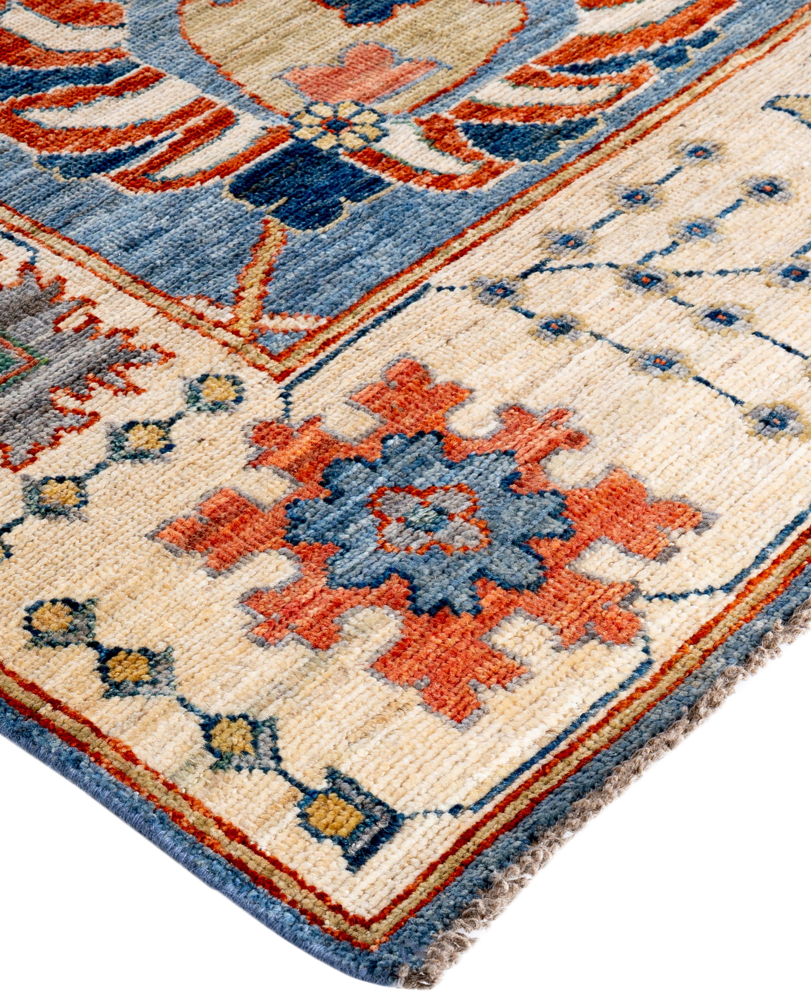 Las alfombras Oushak son conocidas por sus paletas de colores suaves y apagados y sus diseños fluidos a gran escala. A menudo presentan tonos suaves como el beige, el crema, el dorado y el azul claro, con motivos que incluyen palmetas, enredaderas y