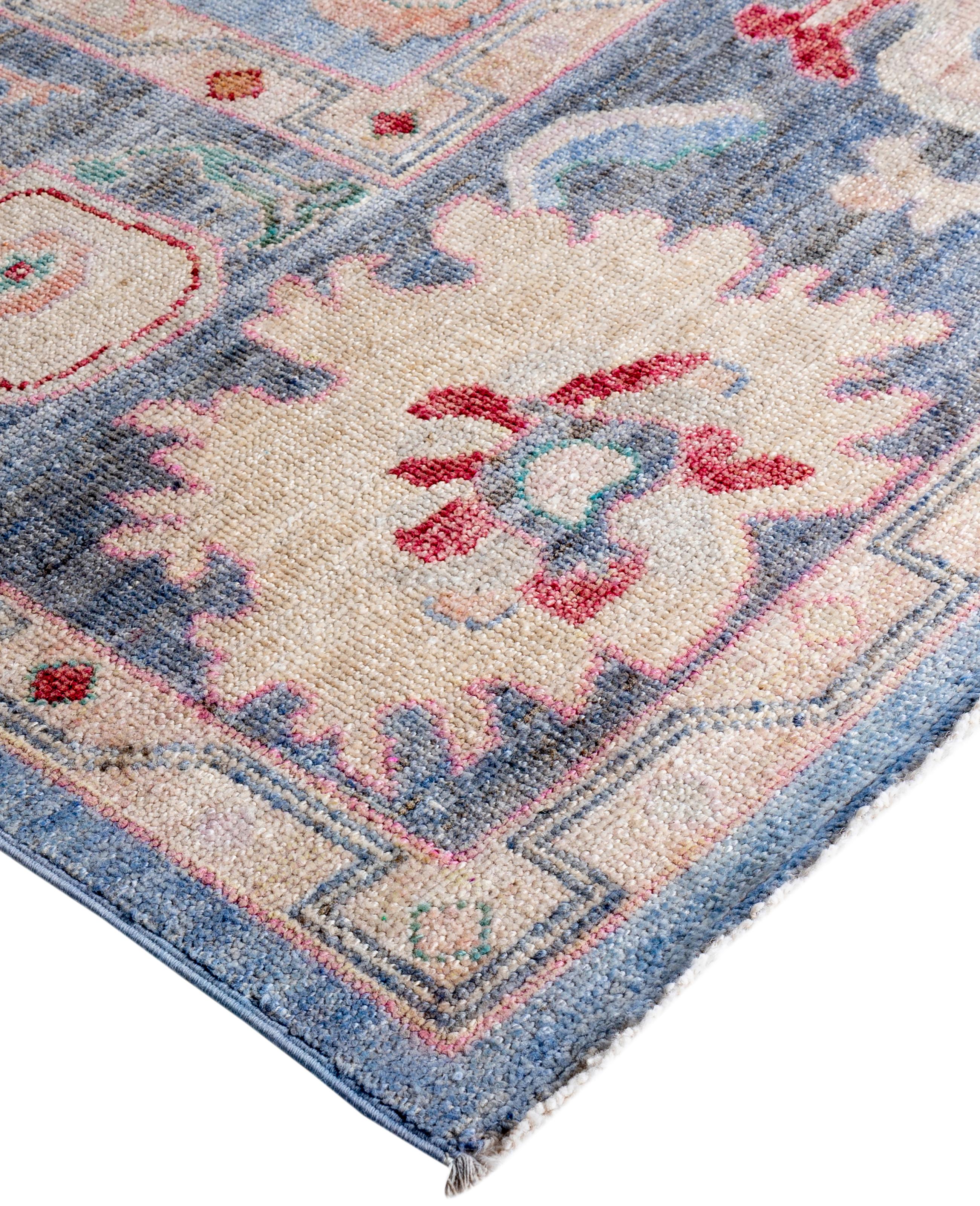 Las alfombras Oushak son conocidas por sus paletas de colores suaves y apagados y sus diseños fluidos a gran escala. A menudo presentan tonos suaves como el beige, el crema, el dorado y el azul claro, con motivos que incluyen palmetas, enredaderas y