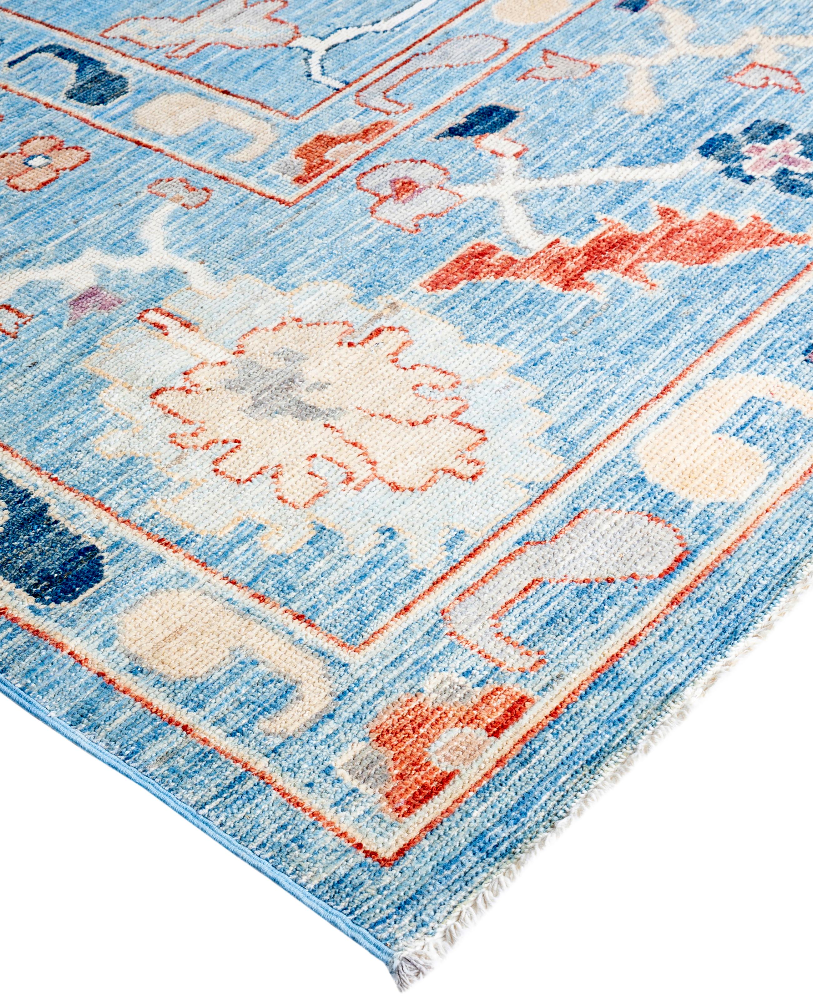 Las alfombras Oushak son conocidas por sus paletas de colores suaves y apagados y sus diseños fluidos a gran escala. A menudo presentan tonos suaves como el beige, el crema, el dorado y el azul claro, con motivos que incluyen palmetas, enredaderas y