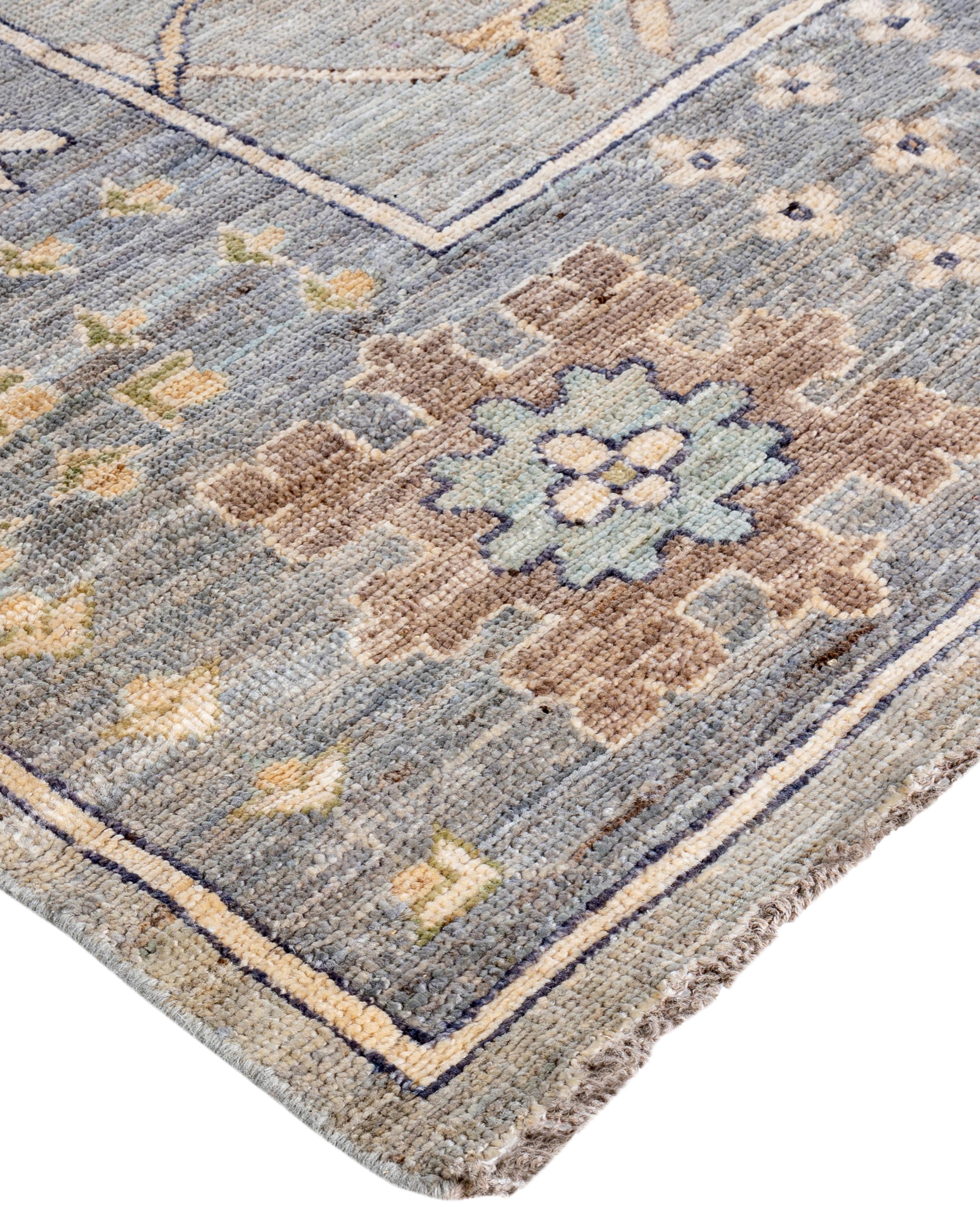 Les tapis Design/One sont connus pour leurs palettes de couleurs douces et sourdes et leurs motifs fluides à grande échelle. Ils présentent souvent des tons doux comme le beige, le crème, l'or et le bleu clair, avec des motifs tels que des