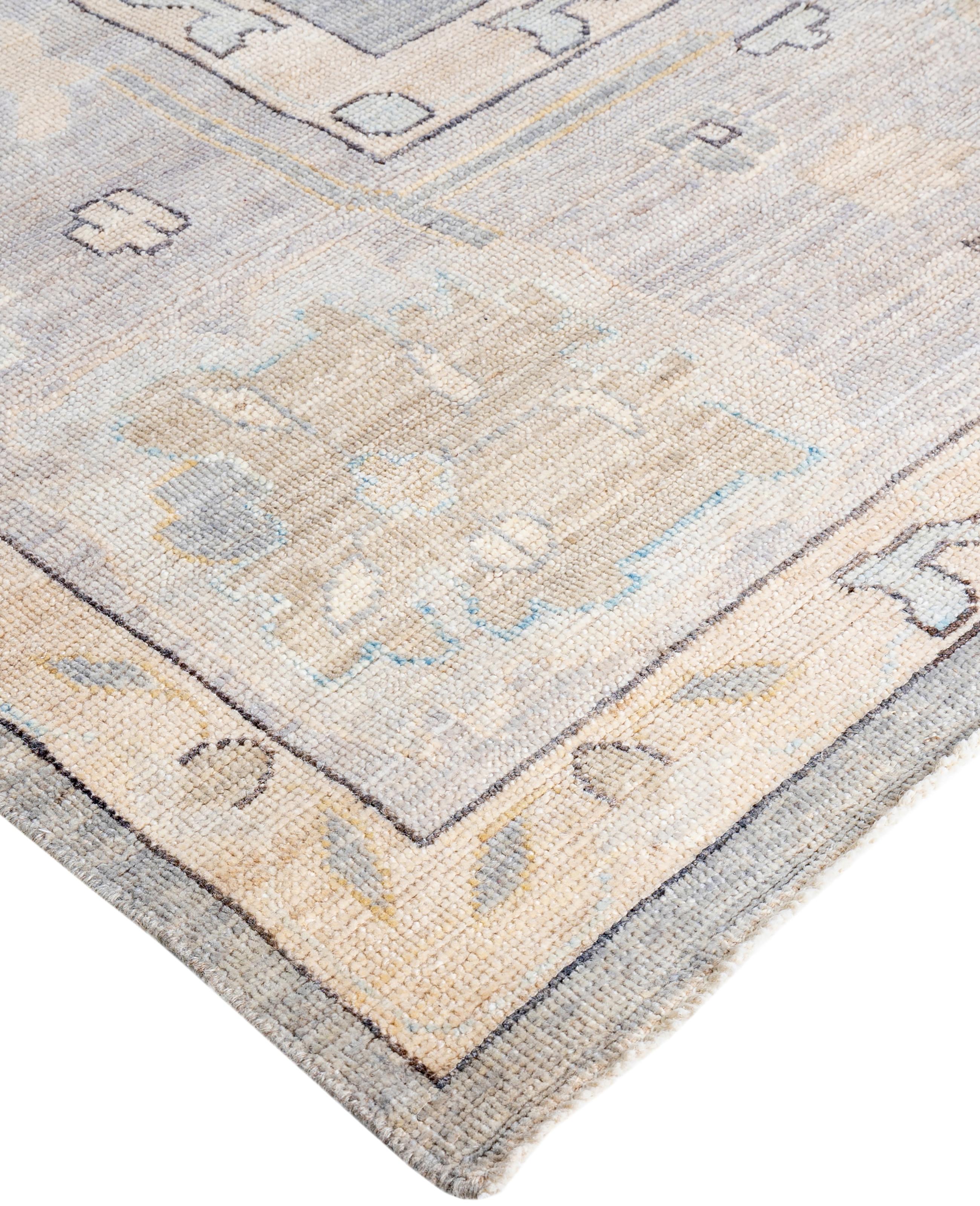 Oushak-Teppiche sind bekannt für ihre weichen, gedeckten Farbpaletten und großflächigen, fließenden Muster. Sie sind oft in sanften Tönen wie Beige, Creme, Gold und Hellblau gehalten und mit Motiven wie Palmetten, Ranken und geometrischen Formen