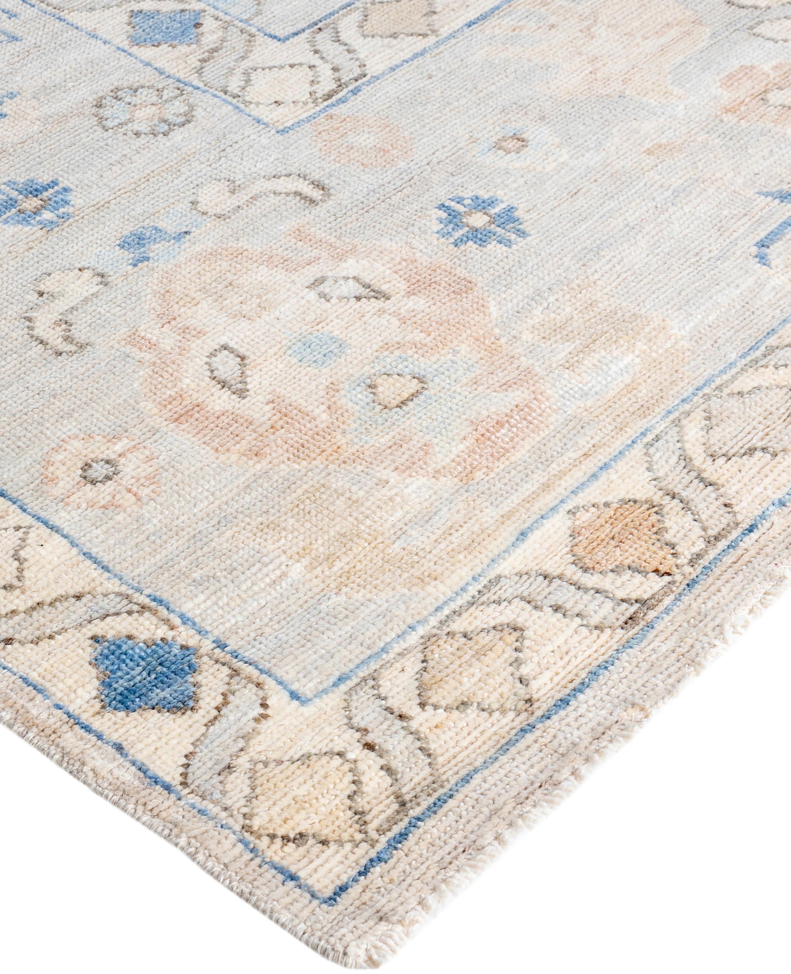 Oushak-Teppiche sind bekannt für ihre weichen, gedeckten Farbpaletten und großflächigen, fließenden Muster. Sie sind oft in sanften Tönen wie Beige, Creme, Gold und Hellblau gehalten und mit Motiven wie Palmetten, Ranken und geometrischen Formen