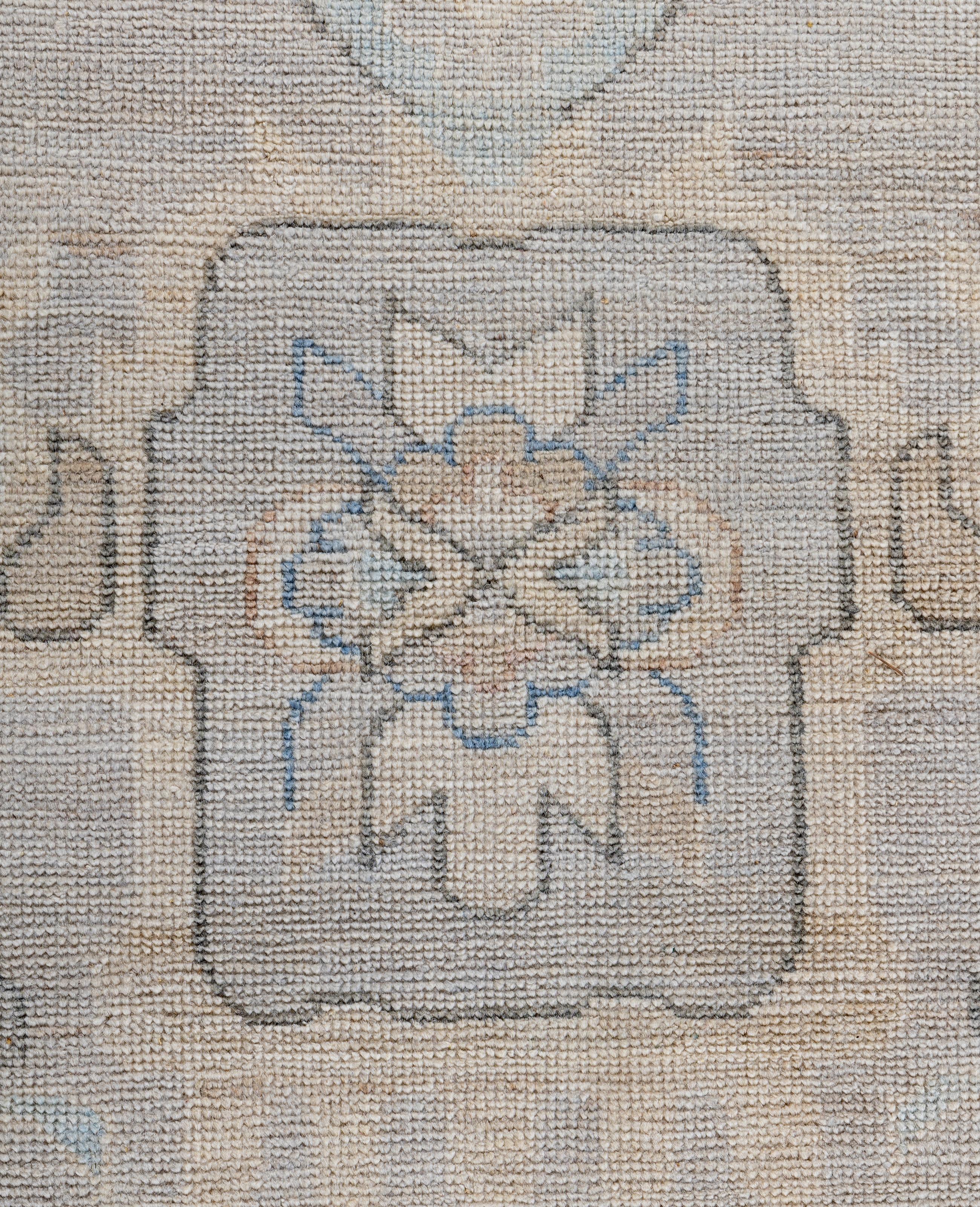 Traditioneller handgeknüpfter Oushak-Wollteppich in Hellgrau, Stammeskunst, 10' 5