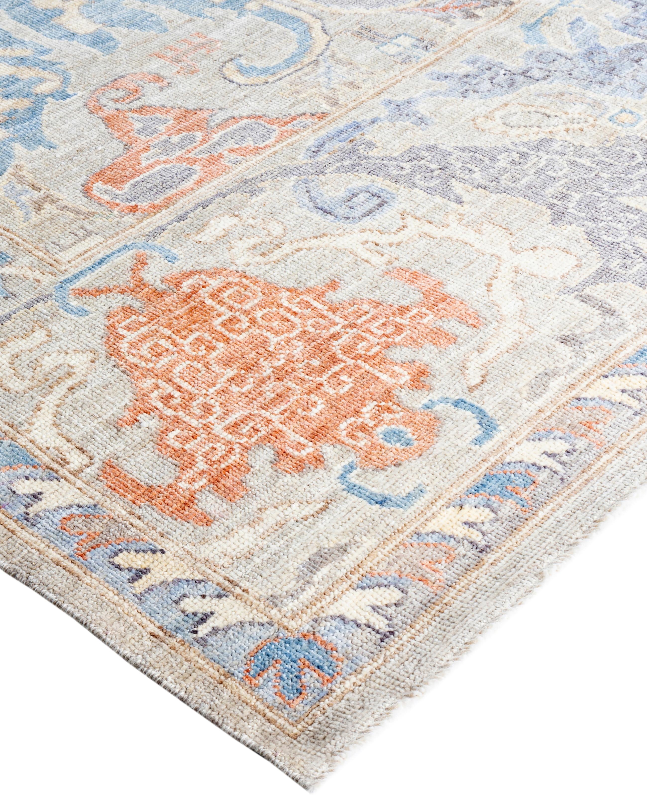 Oushak-Teppiche sind bekannt für ihre weichen, gedeckten Farbpaletten und großflächigen, fließenden Muster. Sie sind oft in sanften Tönen wie Beige, Creme, Gold und Hellblau gehalten und mit Motiven wie Palmetten, Ranken und geometrischen Formen
