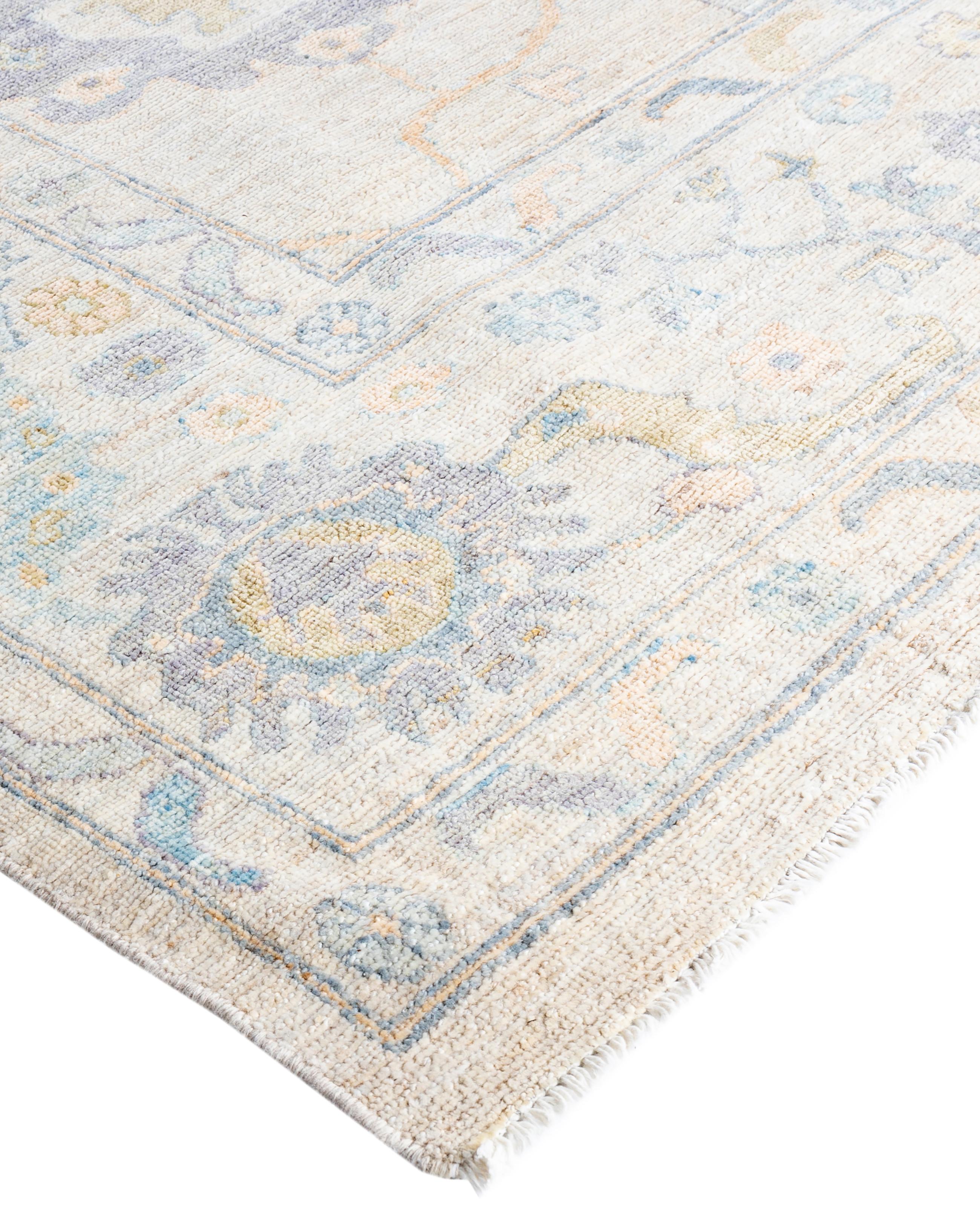 Oushak-Teppiche sind bekannt für ihre weichen, gedeckten Farbpaletten und großflächigen, fließenden Muster. Sie sind oft in sanften Tönen wie Beige, Creme, Gold und Hellblau gehalten und mit Motiven wie Palmetten, Ranken und geometrischen Formen
