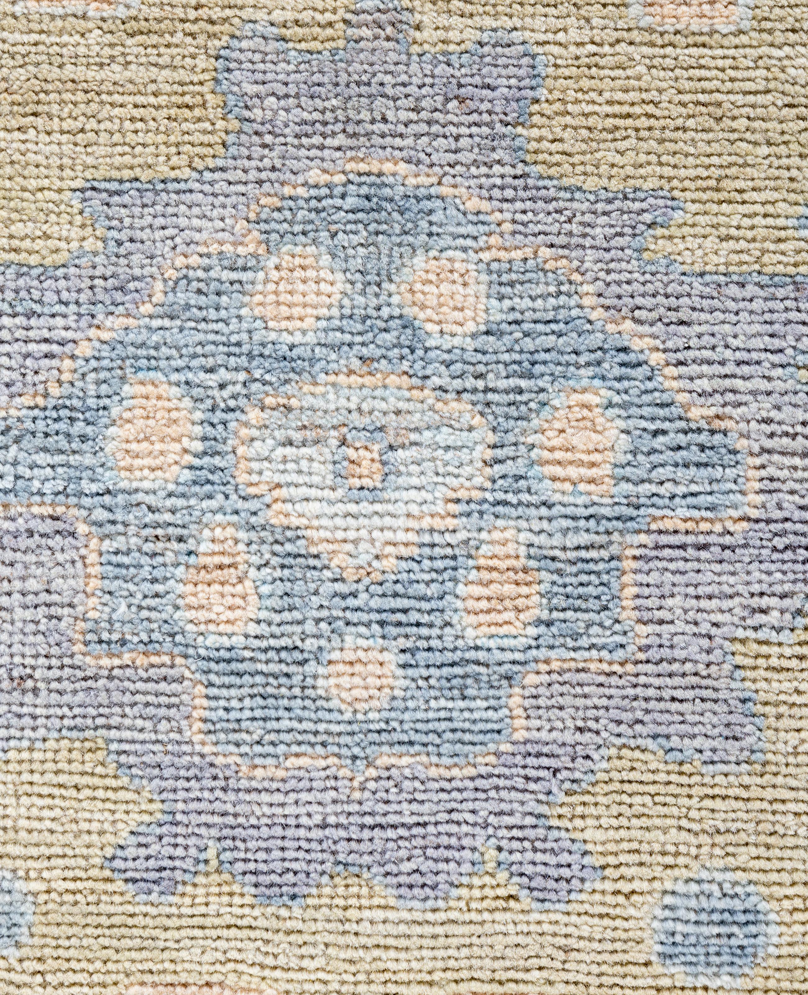 Traditioneller handgeknüpfter Oushak-Wollteppich in Hellgrau, Stammeskunst, 8' 1