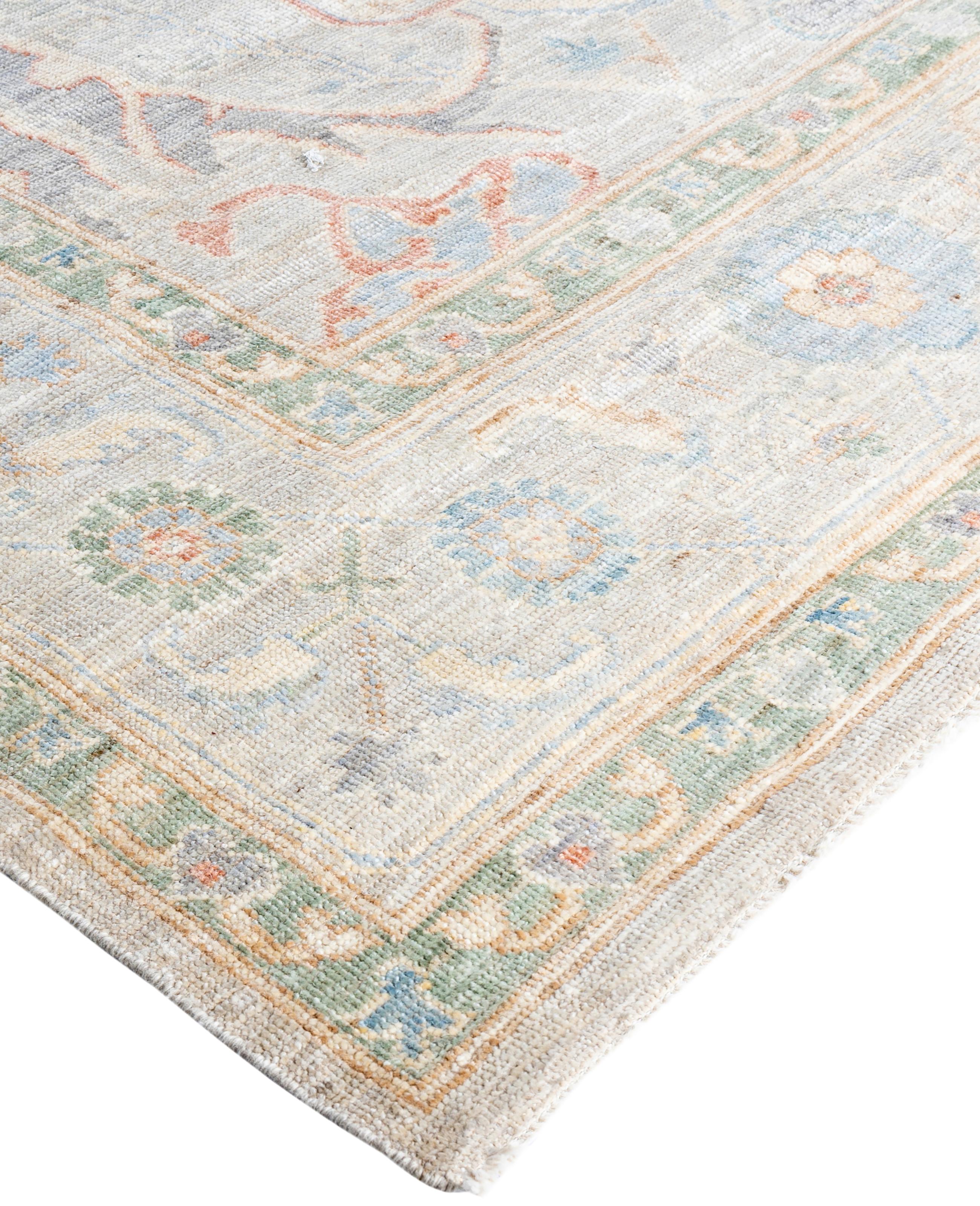 Oushak-Teppiche sind bekannt für ihre weichen, gedeckten Farbpaletten und großflächigen, fließenden Muster. Sie sind oft in sanften Tönen wie Beige, Creme, Gold und Hellblau gehalten und mit Motiven wie Palmetten, Ranken und geometrischen Formen