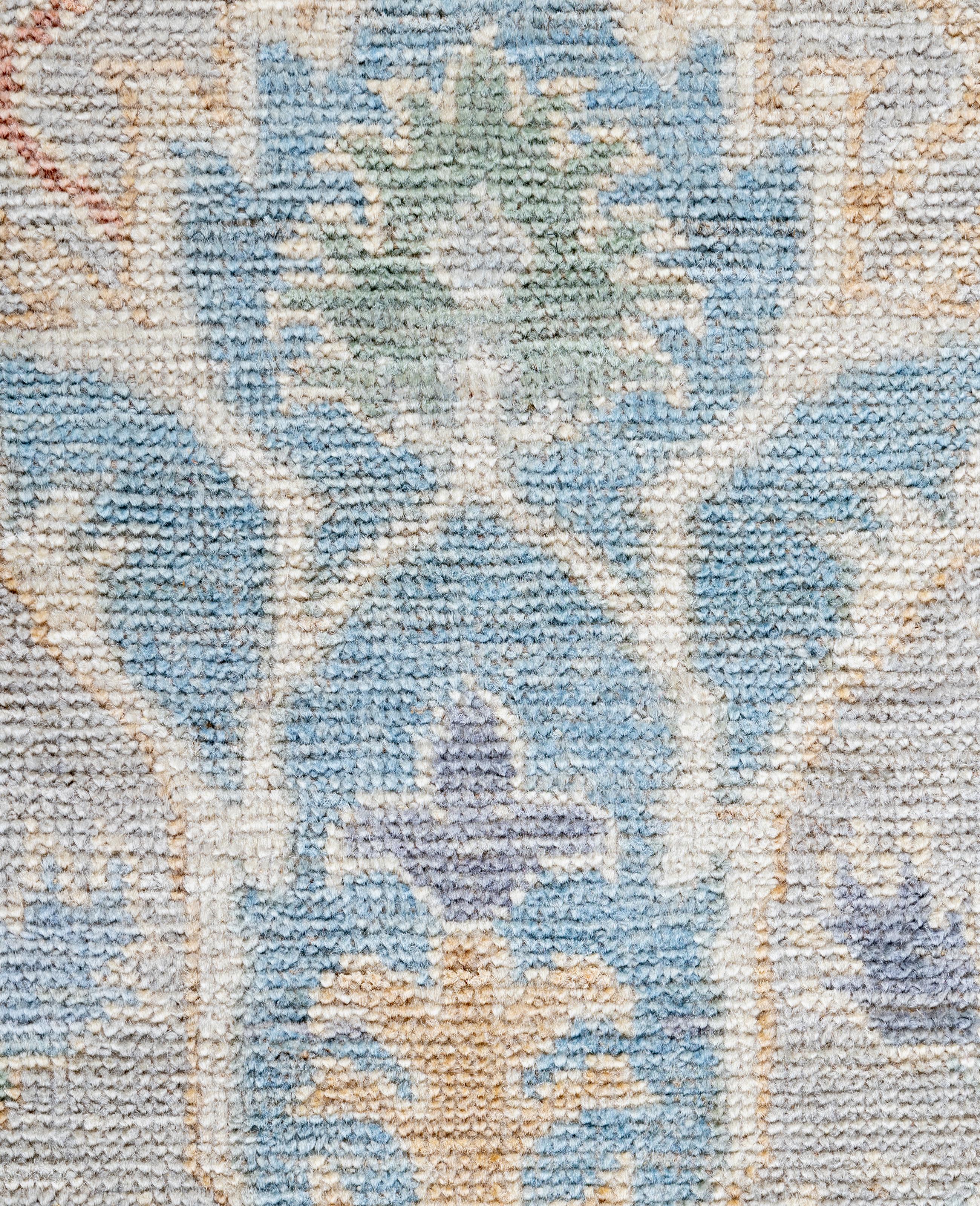 Traditioneller handgeknüpfter Oushak-Wollteppich in Hellgrau, Stammeskunst, 8' 1