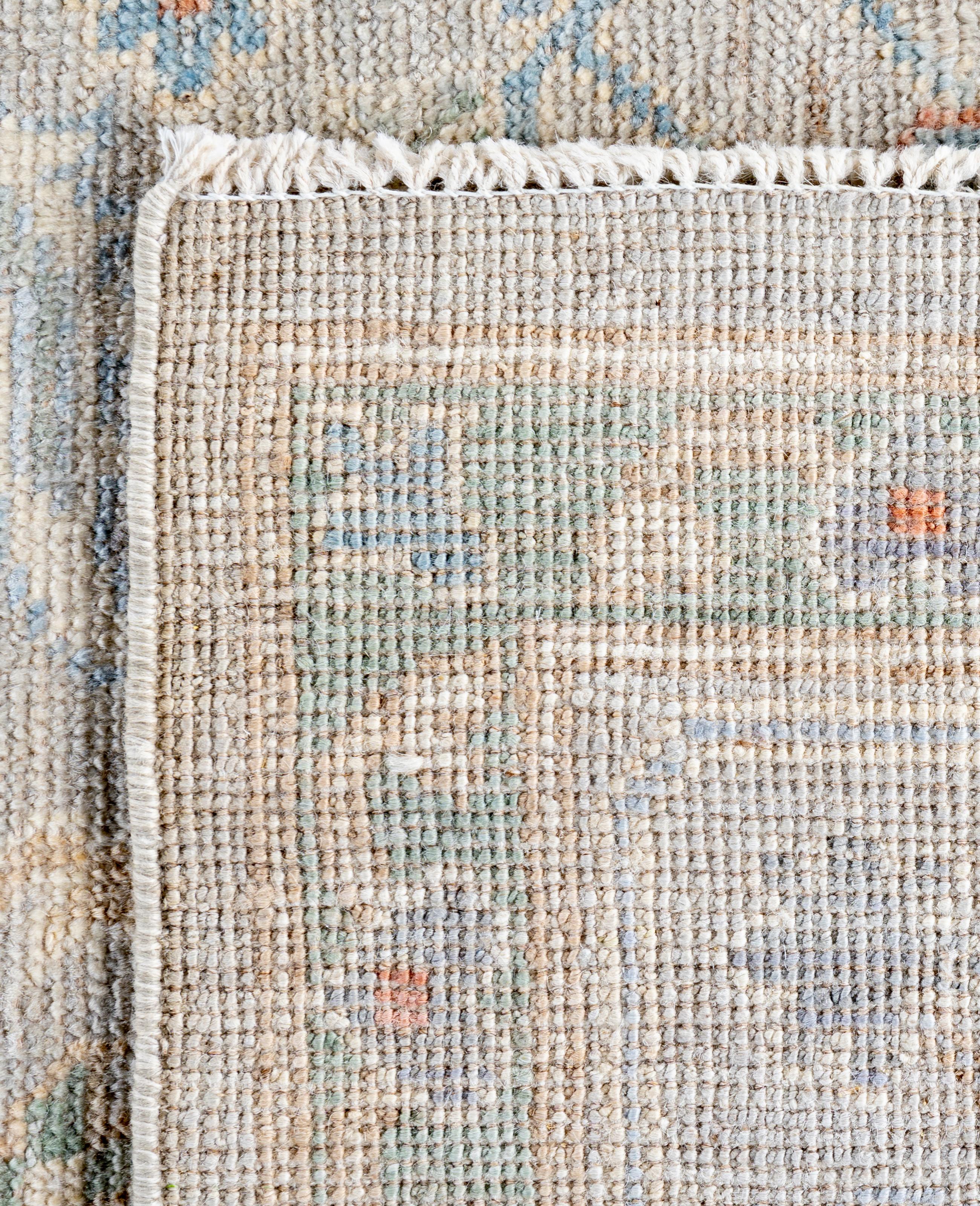 Traditioneller handgeknüpfter Oushak-Wollteppich in Hellgrau, Stammeskunst, 8' 1