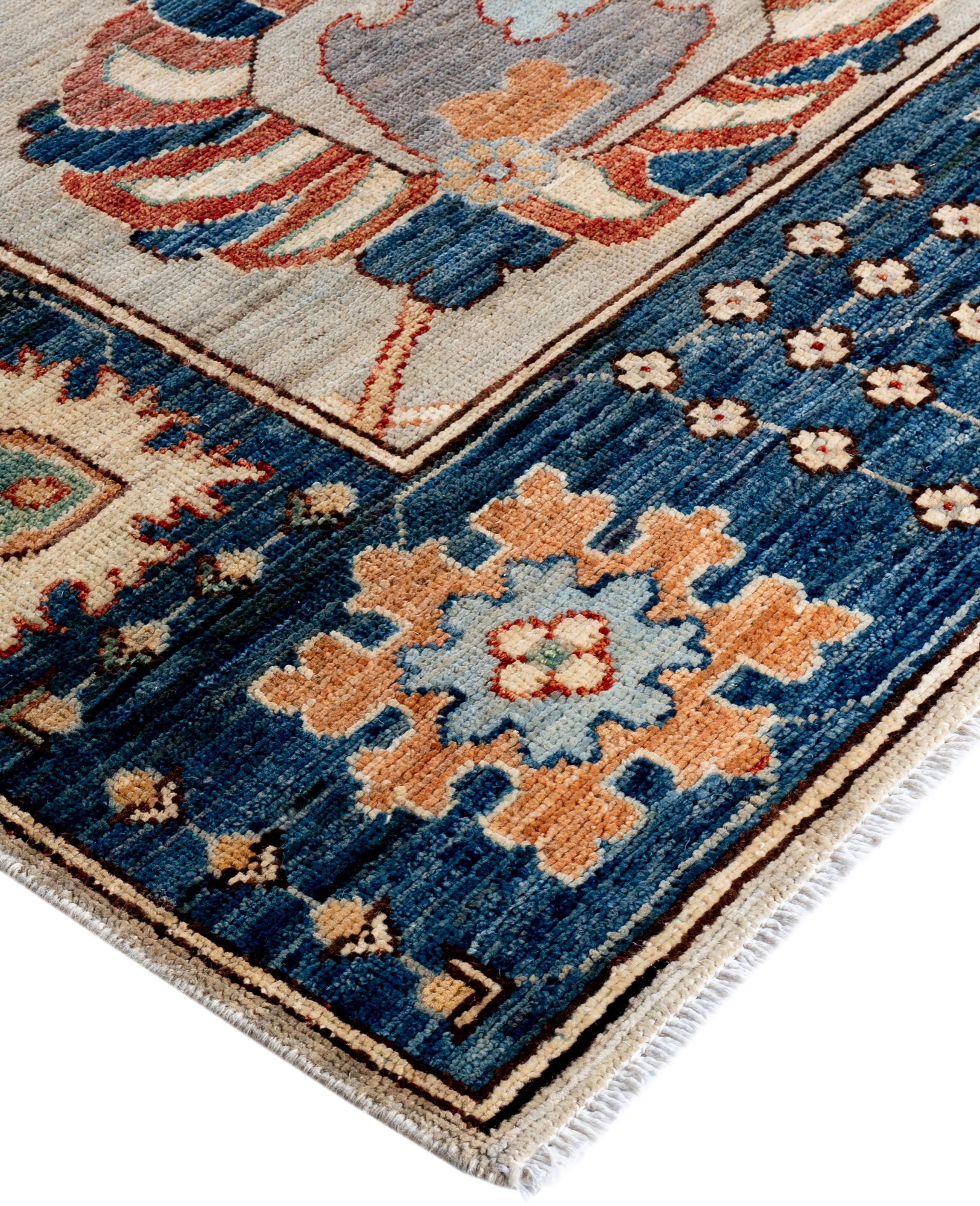 Oushak-Teppiche sind bekannt für ihre weichen, gedeckten Farbpaletten und großflächigen, fließenden Muster. Sie sind oft in sanften Tönen wie Beige, Creme, Gold und Hellblau gehalten und mit Motiven wie Palmetten, Ranken und geometrischen Formen