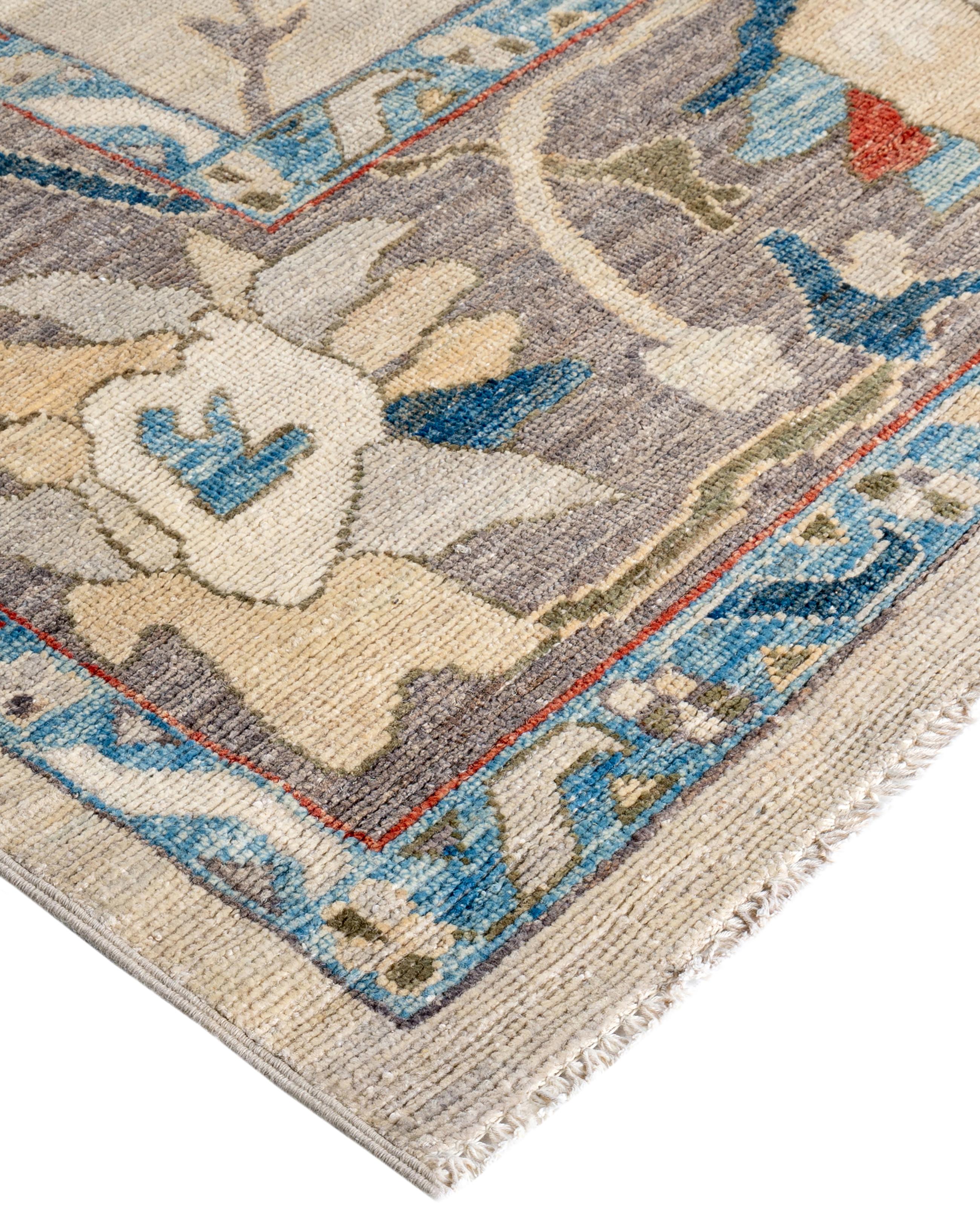 Oushak-Teppiche sind bekannt für ihre weichen, gedeckten Farbpaletten und großflächigen, fließenden Muster. Sie sind oft in sanften Tönen wie Beige, Creme, Gold und Hellblau gehalten und mit Motiven wie Palmetten, Ranken und geometrischen Formen