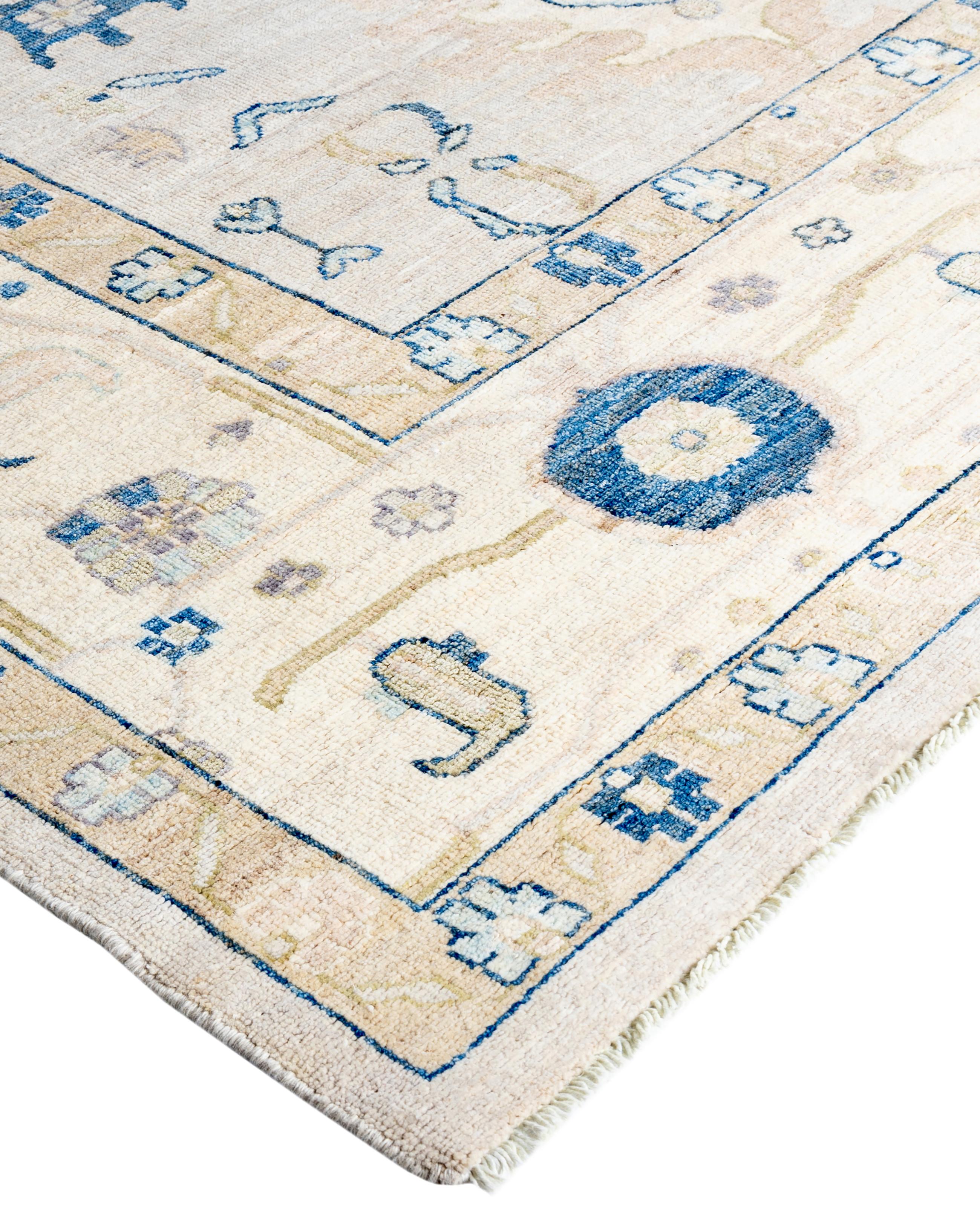 Oushak-Teppiche sind bekannt für ihre weichen, gedeckten Farbpaletten und großflächigen, fließenden Muster. Sie sind oft in sanften Tönen wie Beige, Creme, Gold und Hellblau gehalten und mit Motiven wie Palmetten, Ranken und geometrischen Formen