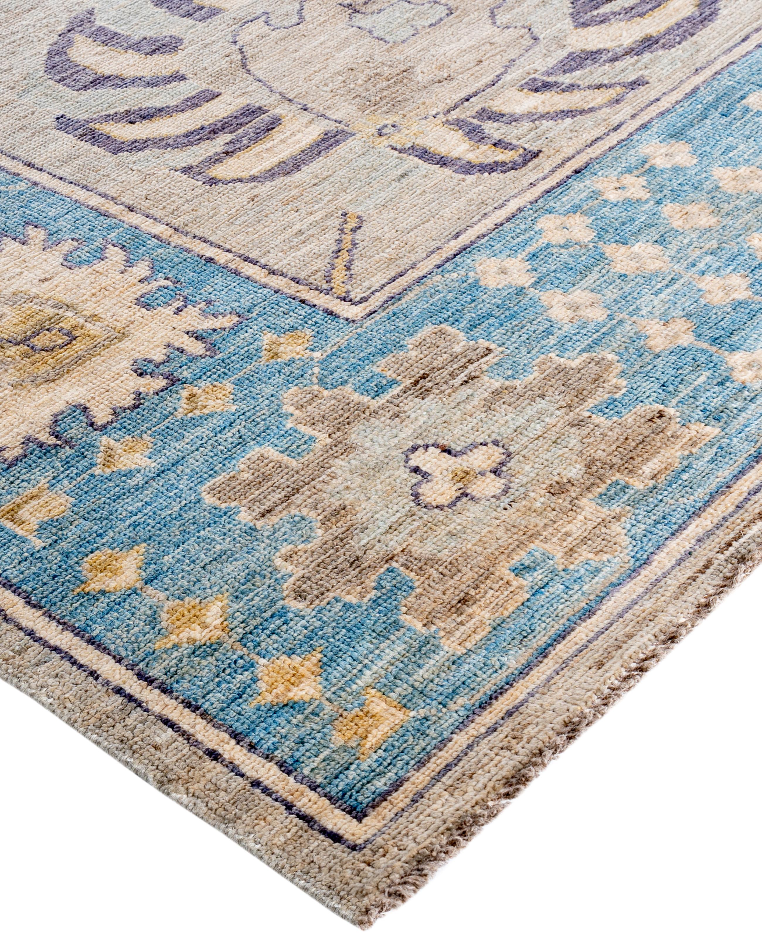 Oushak-Teppiche sind bekannt für ihre weichen, gedeckten Farbpaletten und großflächigen, fließenden Muster. Sie sind oft in sanften Tönen wie Beige, Creme, Gold und Hellblau gehalten und mit Motiven wie Palmetten, Ranken und geometrischen Formen