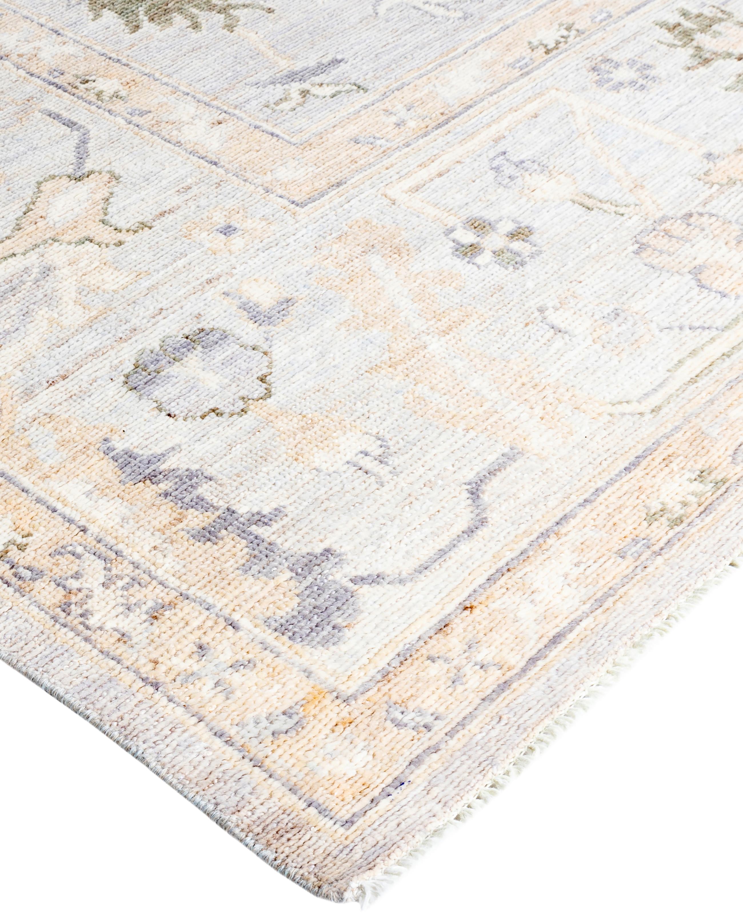 Oushak-Teppiche sind bekannt für ihre weichen, gedeckten Farbpaletten und großflächigen, fließenden Muster. Sie sind oft in sanften Tönen wie Beige, Creme, Gold und Hellblau gehalten und mit Motiven wie Palmetten, Ranken und geometrischen Formen