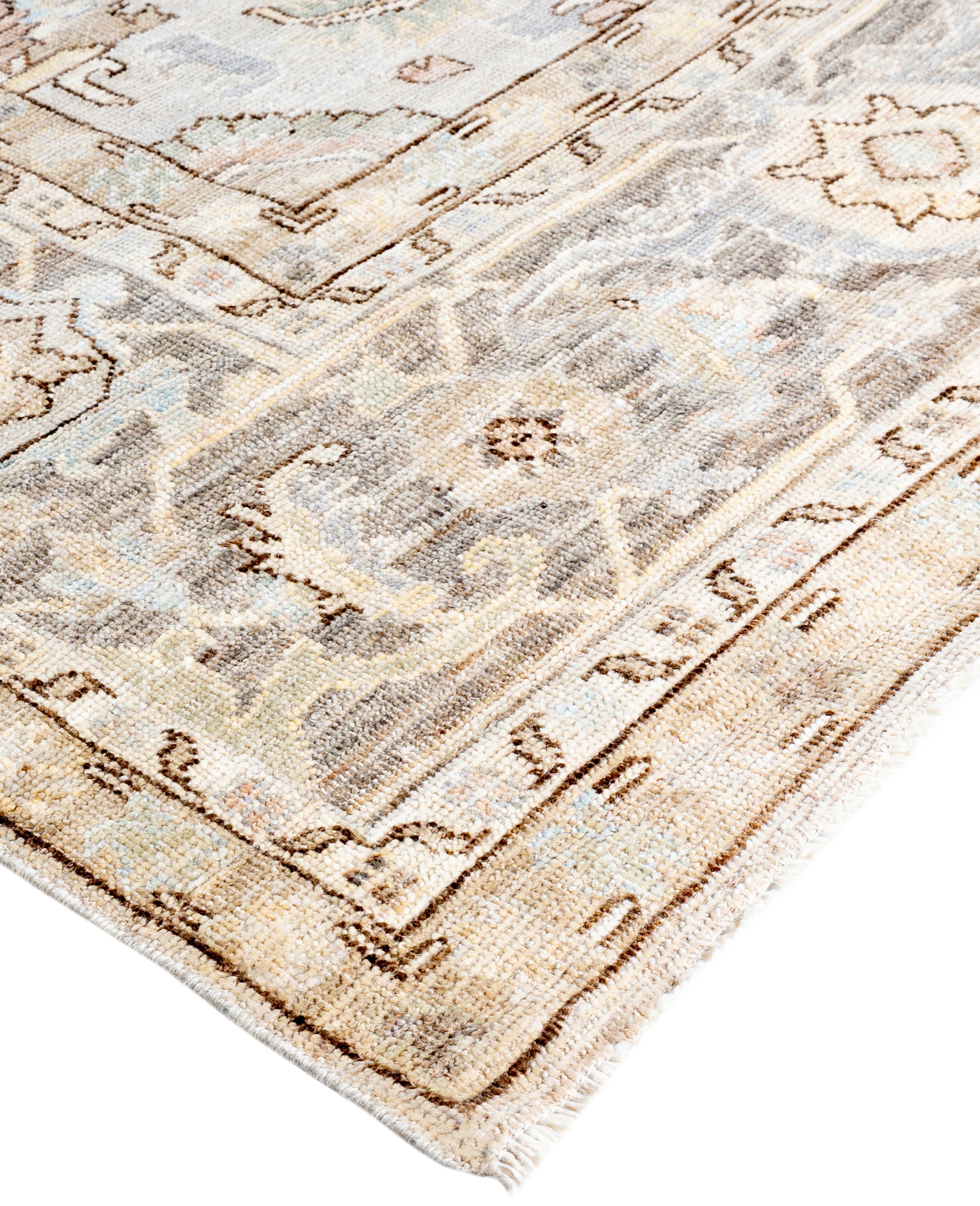 Oushak-Teppiche sind bekannt für ihre weichen, gedeckten Farbpaletten und großflächigen, fließenden Muster. Sie sind oft in sanften Tönen wie Beige, Creme, Gold und Hellblau gehalten und mit Motiven wie Palmetten, Ranken und geometrischen Formen