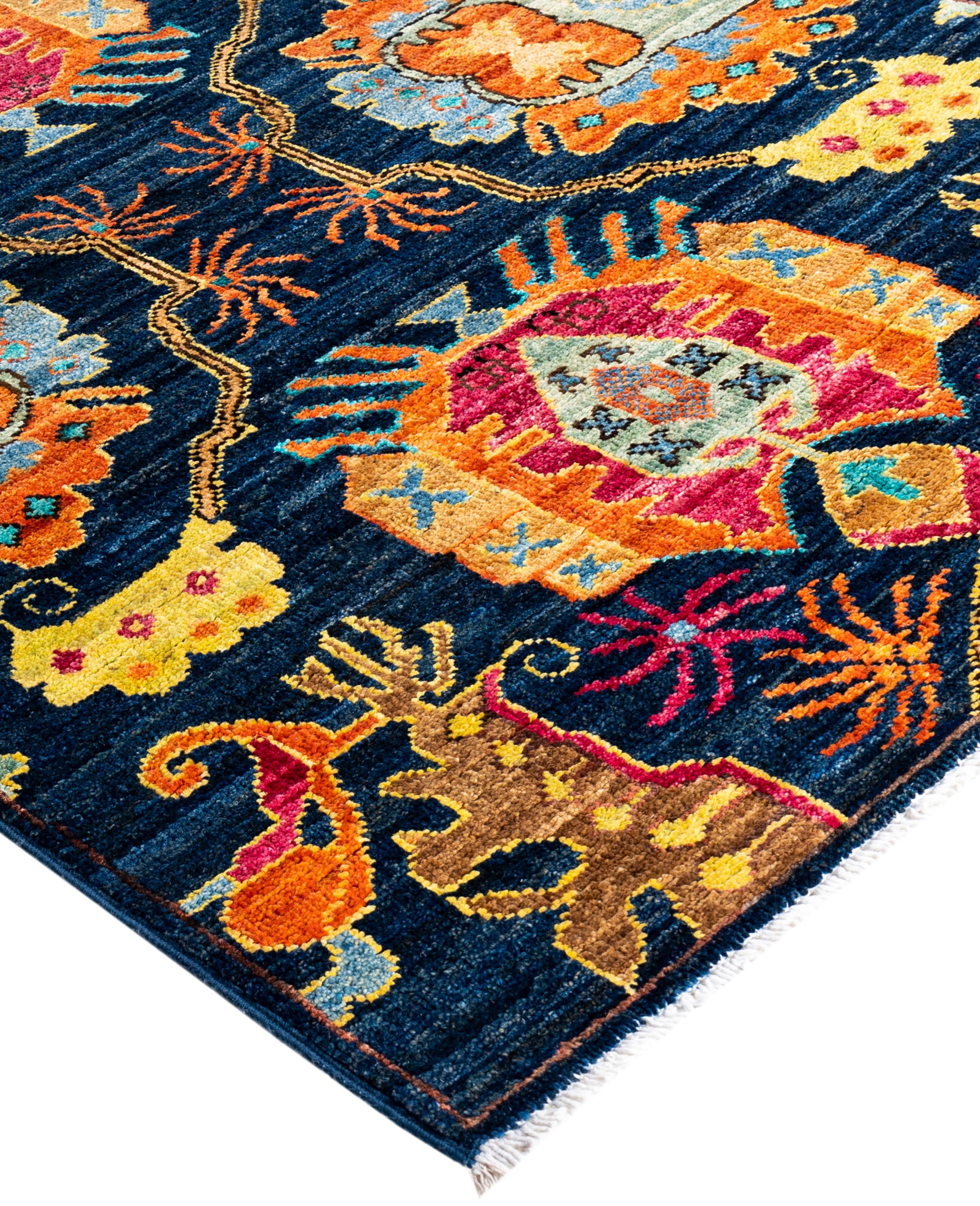 Les tapis Serapi sont connus pour leurs motifs géométriques audacieux et leurs riches couleurs. Ils présentent souvent un médaillon central entouré de motifs complexes. Ils utilisent généralement une palette de couleurs chaudes et terreuses, avec