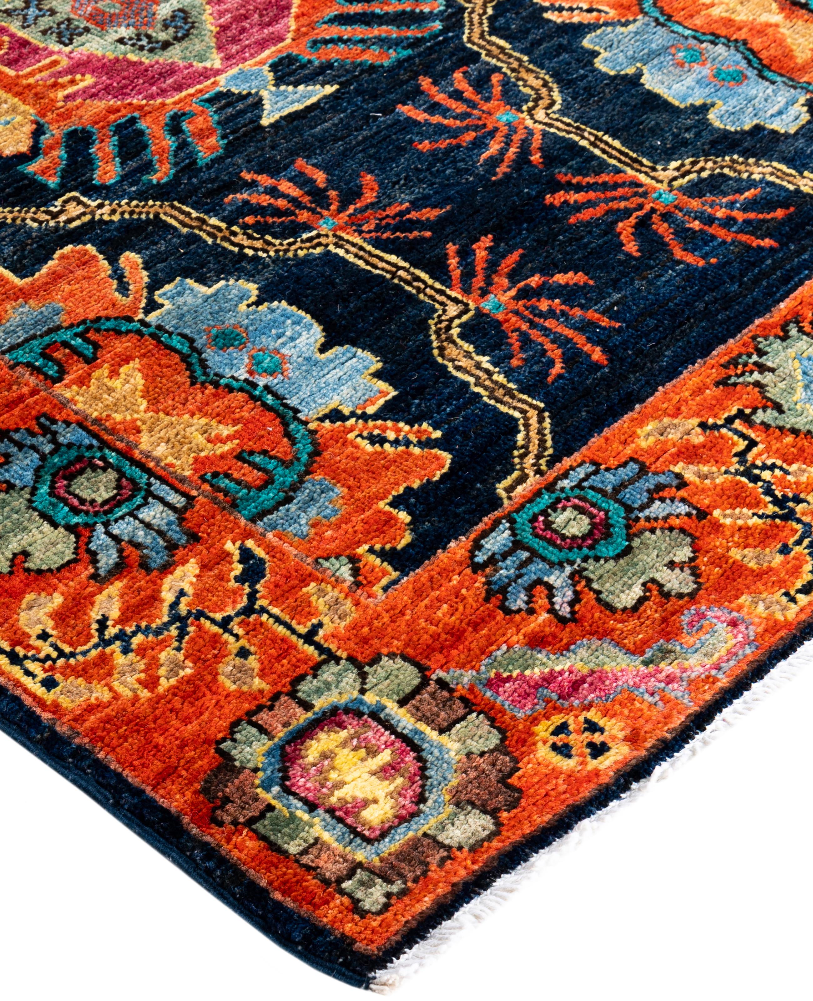 Les tapis Serapi sont connus pour leurs motifs géométriques audacieux et leurs riches couleurs. Ils présentent souvent un médaillon central entouré de motifs complexes. Ils utilisent généralement une palette de couleurs chaudes et terreuses, avec