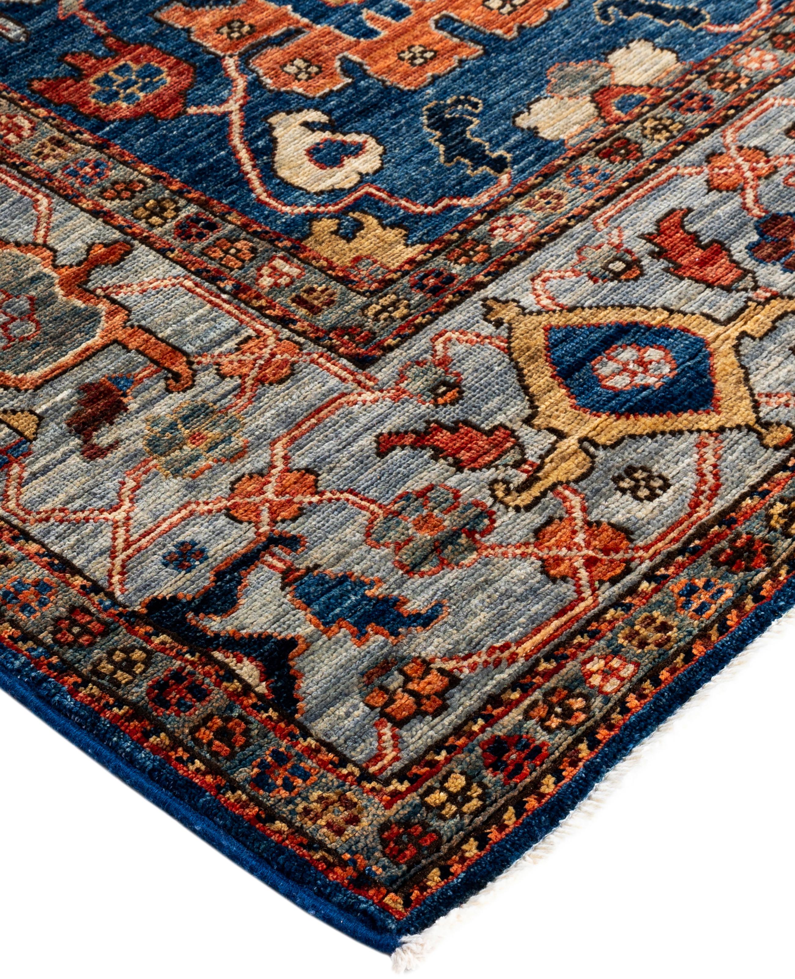 Les tapis Serapi sont connus pour leurs motifs géométriques audacieux et leurs riches couleurs. Ils présentent souvent un médaillon central entouré de motifs complexes. Ils utilisent généralement une palette de couleurs chaudes et terreuses, avec
