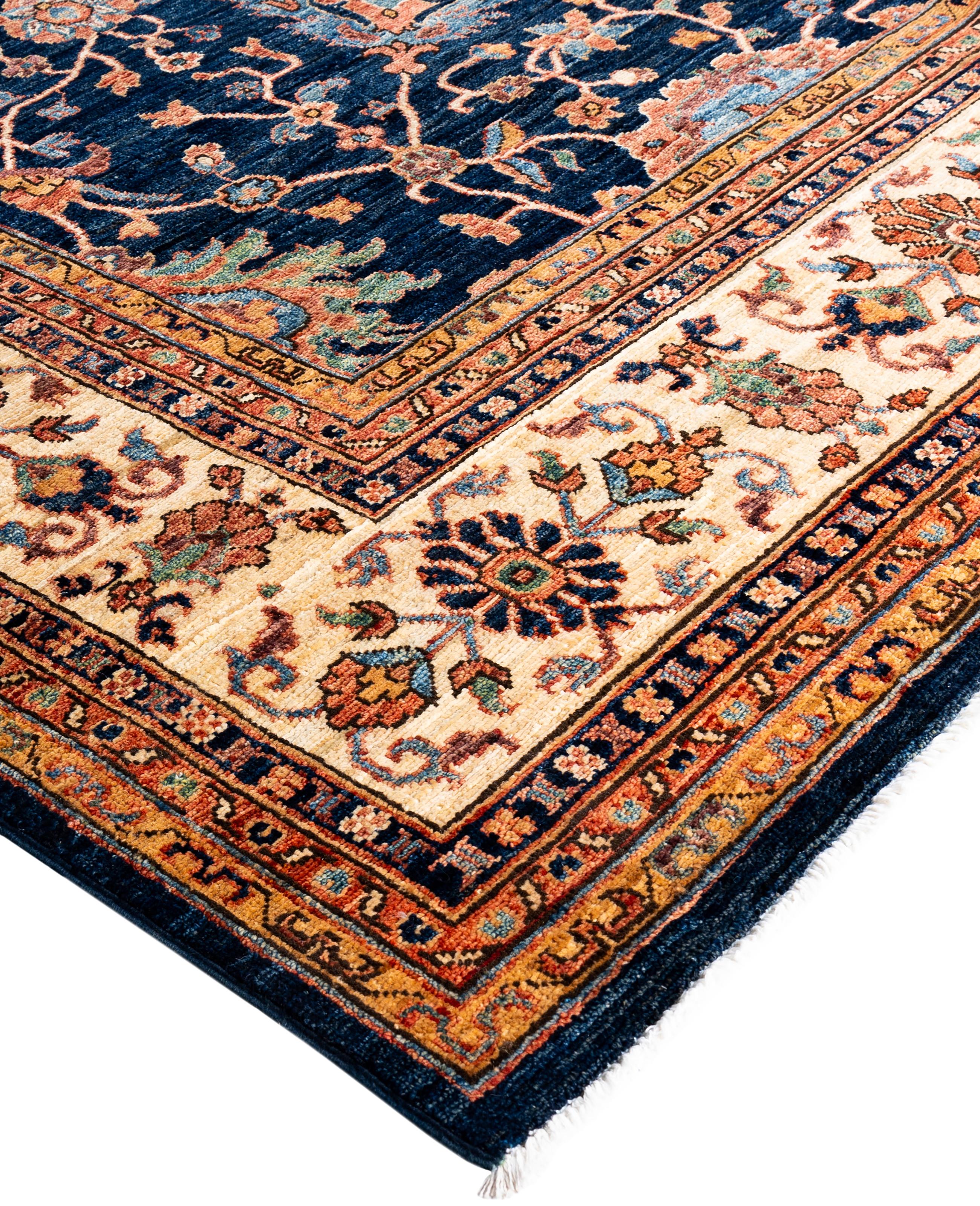 Les tapis Serapi sont connus pour leurs motifs géométriques audacieux et leurs riches couleurs. Ils présentent souvent un médaillon central entouré de motifs complexes. Ils utilisent généralement une palette de couleurs chaudes et terreuses, avec