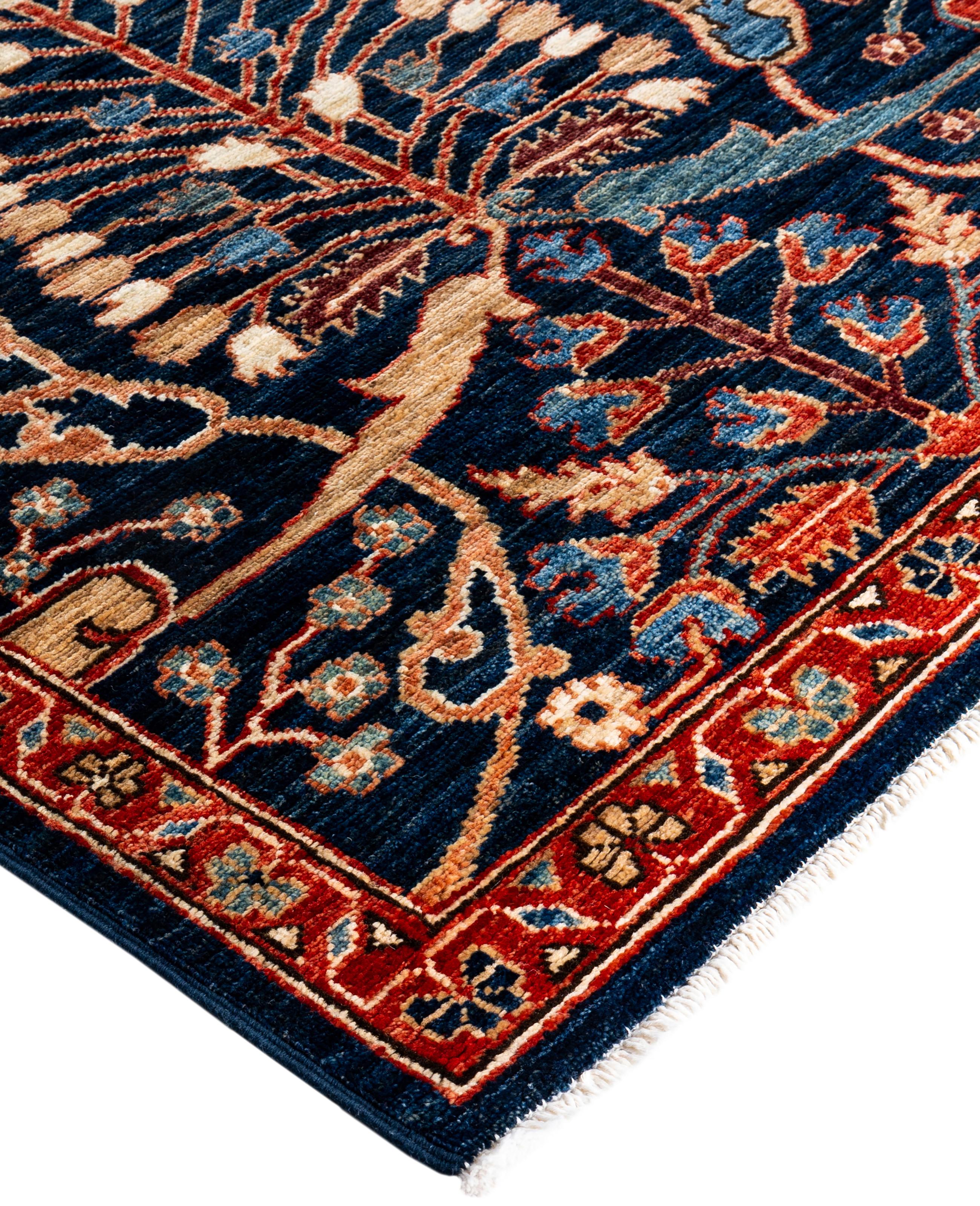 Les tapis Serapi sont connus pour leurs motifs géométriques audacieux et leurs riches couleurs. Ils présentent souvent un médaillon central entouré de motifs complexes. Ils utilisent généralement une palette de couleurs chaudes et terreuses, avec