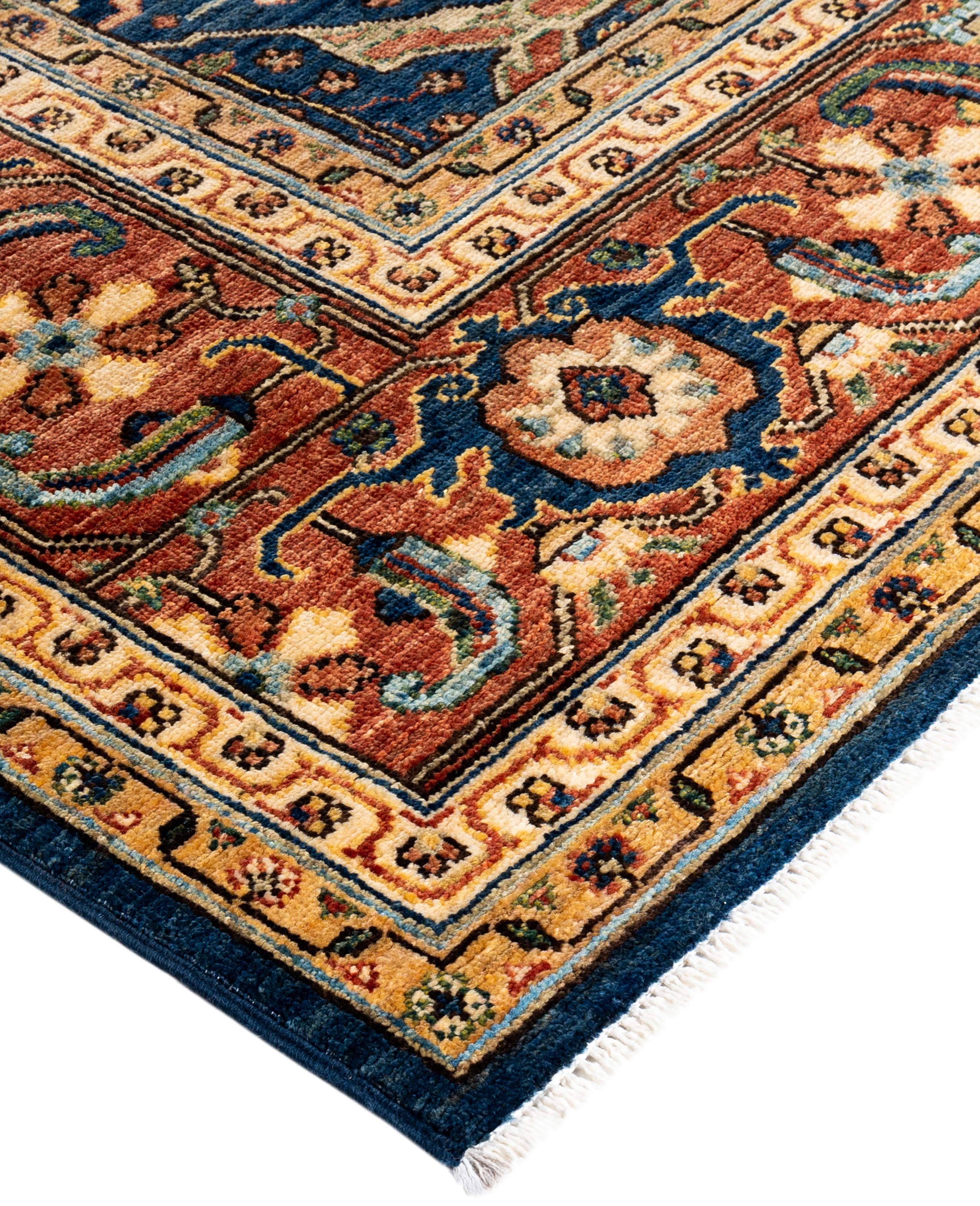 Les tapis Serapi sont connus pour leurs motifs géométriques audacieux et leurs riches couleurs. Ils présentent souvent un médaillon central entouré de motifs complexes. Ils utilisent généralement une palette de couleurs chaudes et terreuses, avec