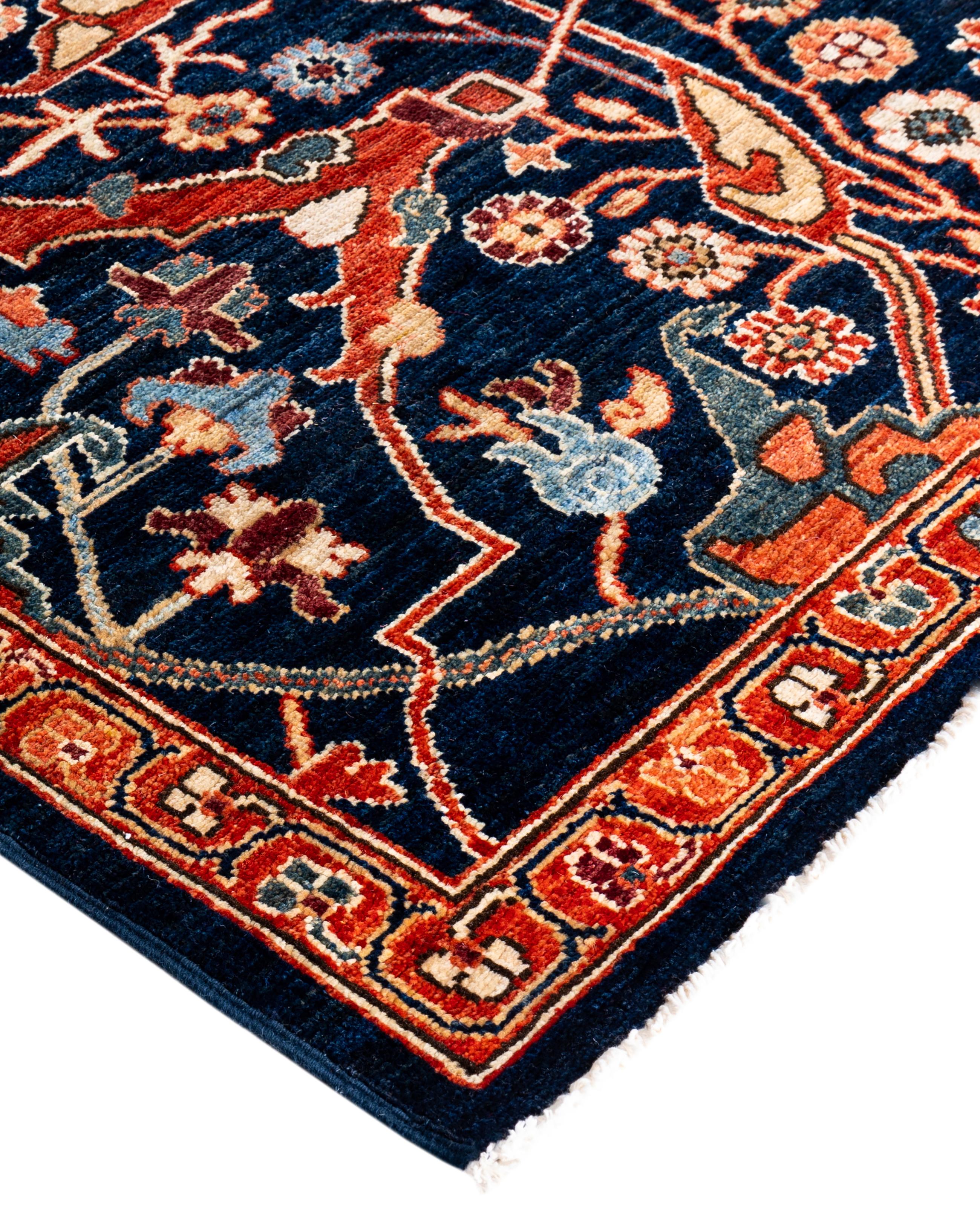 Les tapis Serapi sont connus pour leurs motifs géométriques audacieux et leurs riches couleurs. Ils présentent souvent un médaillon central entouré de motifs complexes. Ils utilisent généralement une palette de couleurs chaudes et terreuses, avec