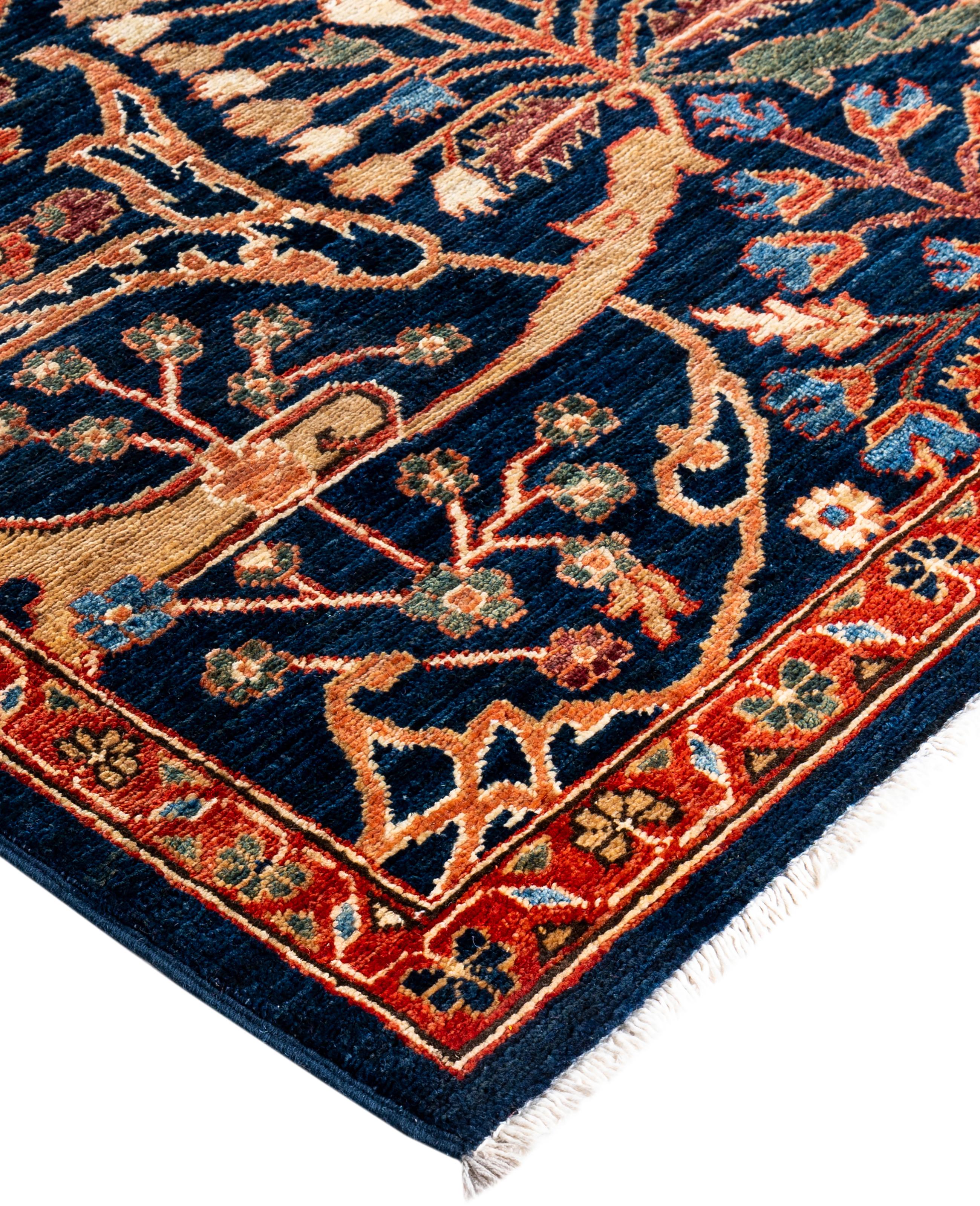 Les tapis Serapi sont connus pour leurs motifs géométriques audacieux et leurs riches couleurs. Ils présentent souvent un médaillon central entouré de motifs complexes. Ils utilisent généralement une palette de couleurs chaudes et terreuses, avec